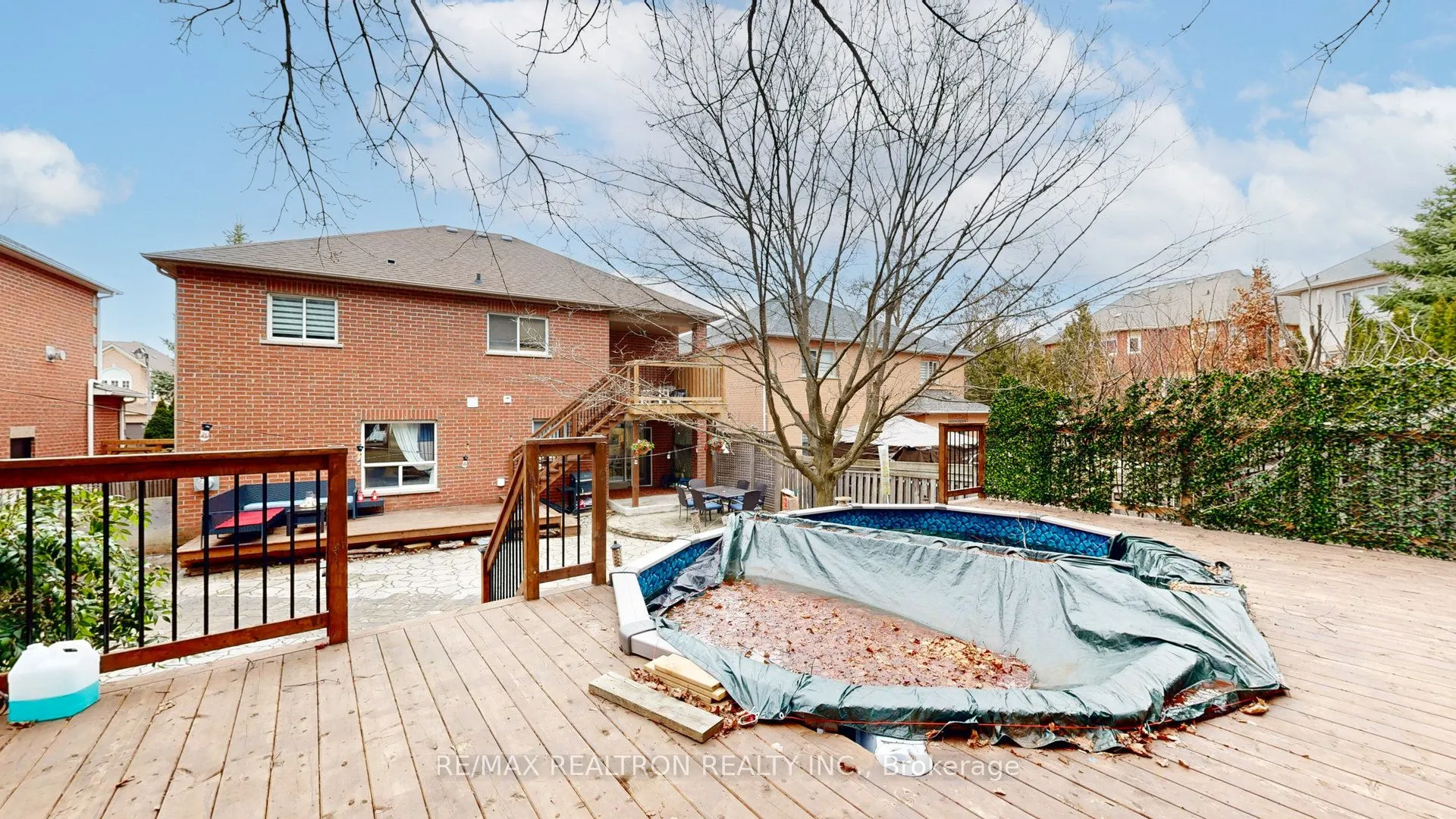 160 Carlyle Crescent