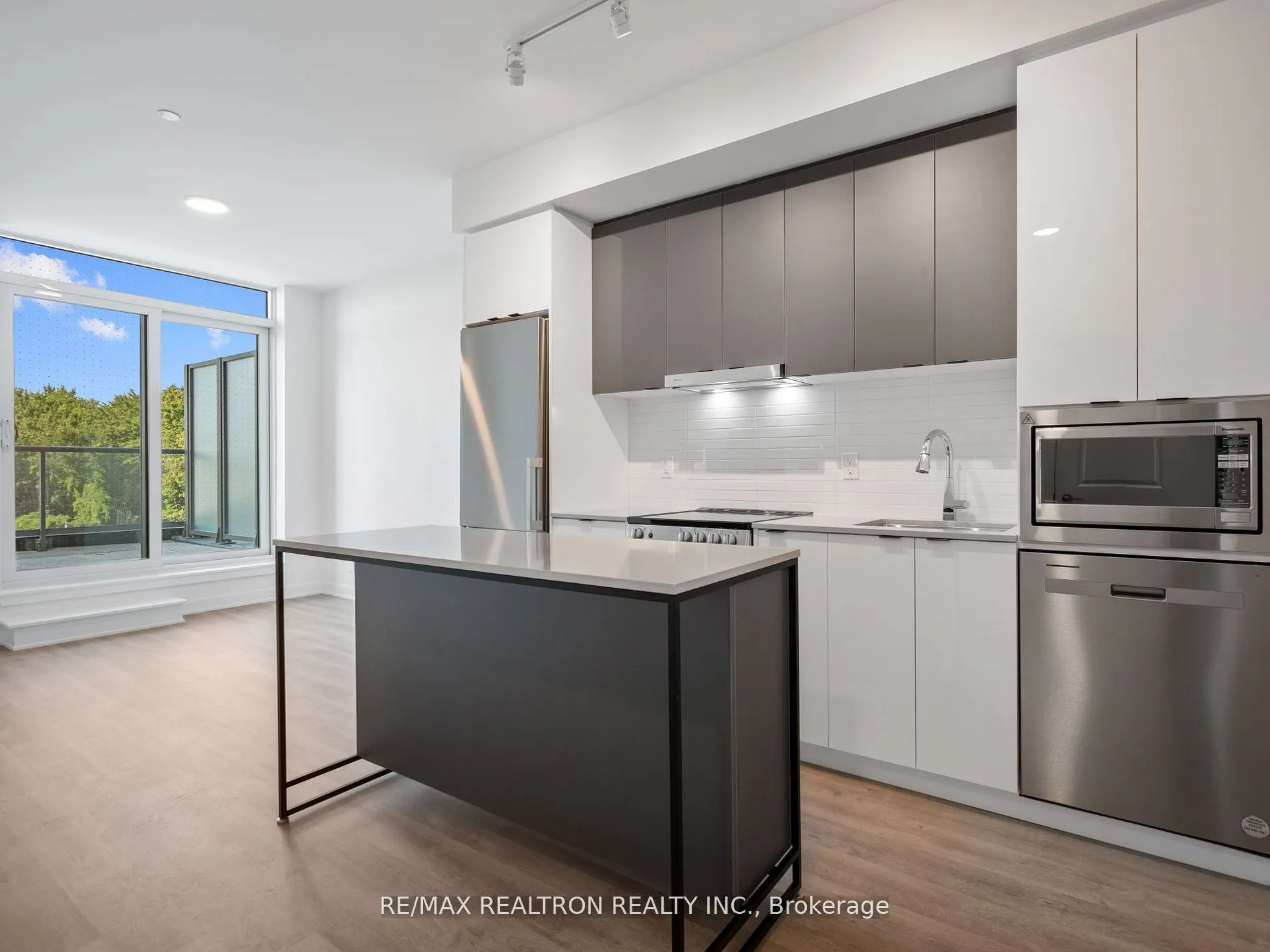 30 UPPER MALL Way, #A-209