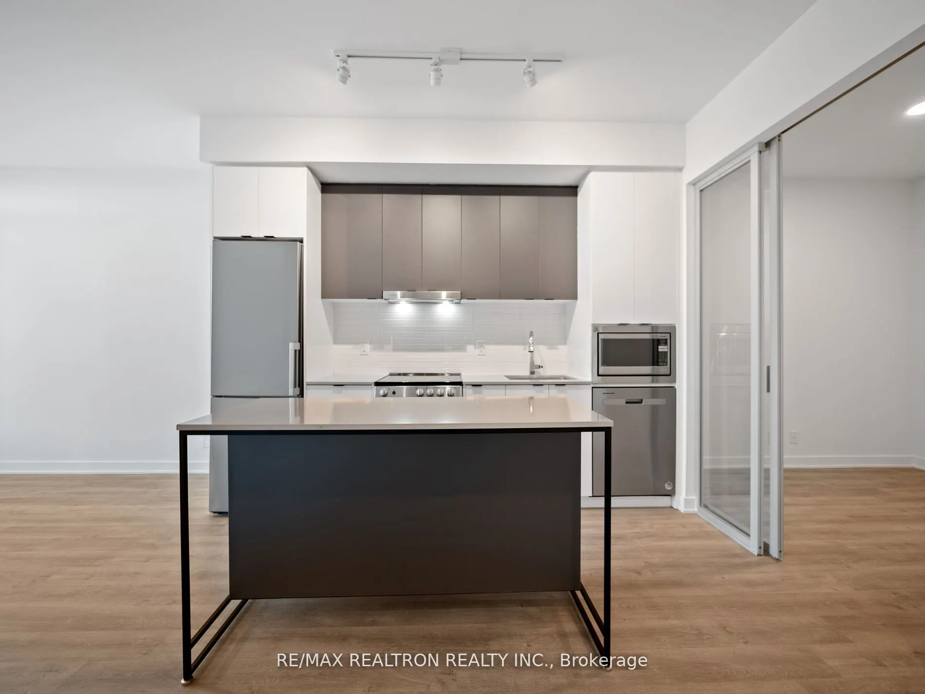 30 UPPER MALL Way, #A-209