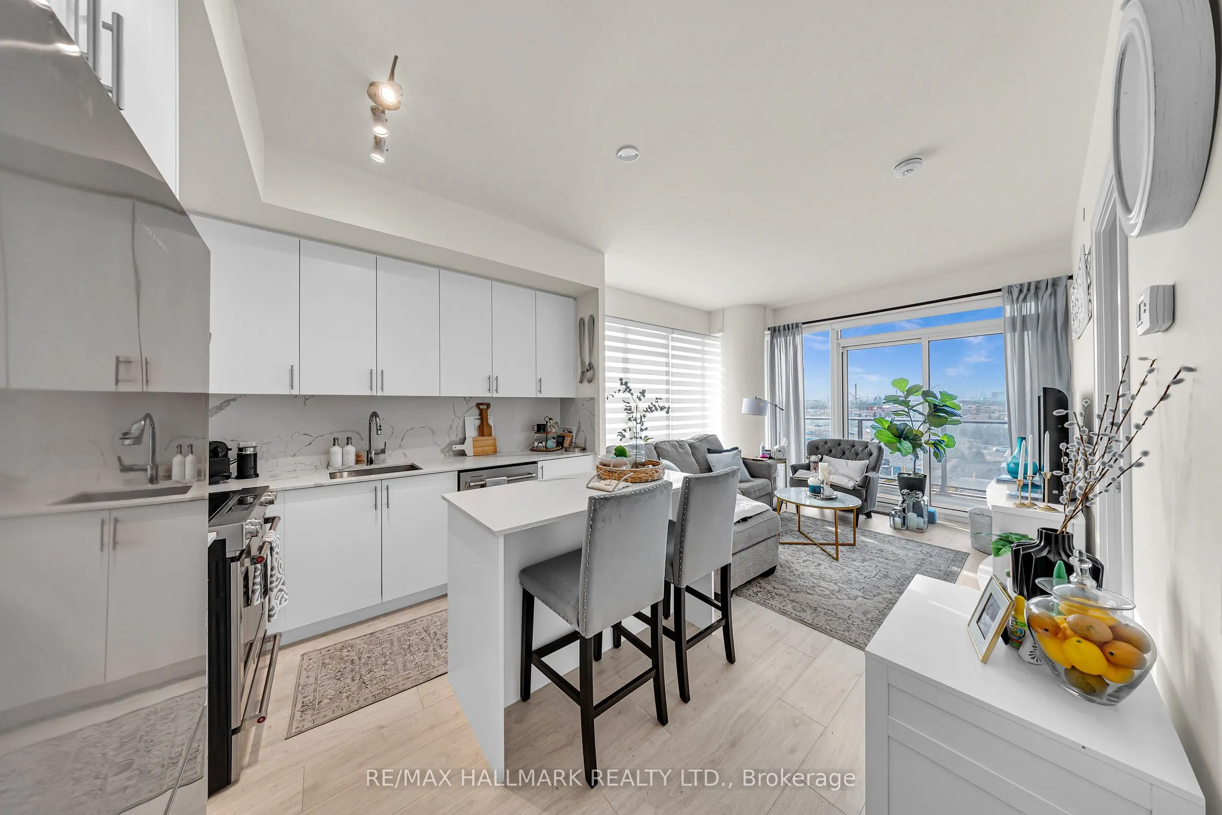 9000 Jane Street, #427