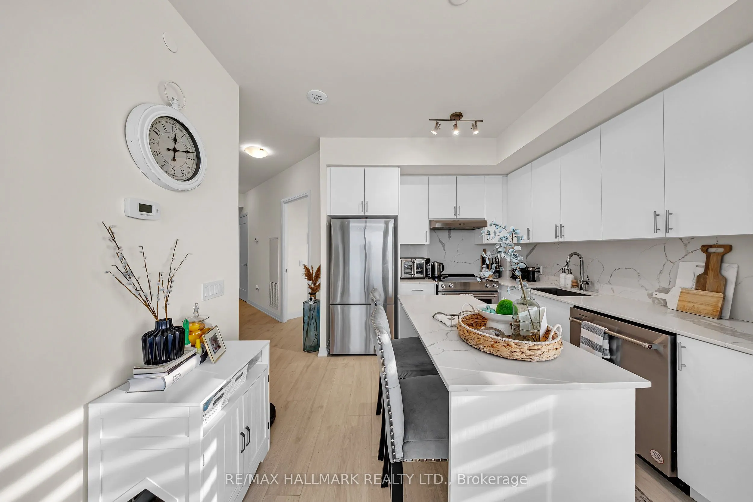 9000 Jane Street, #427