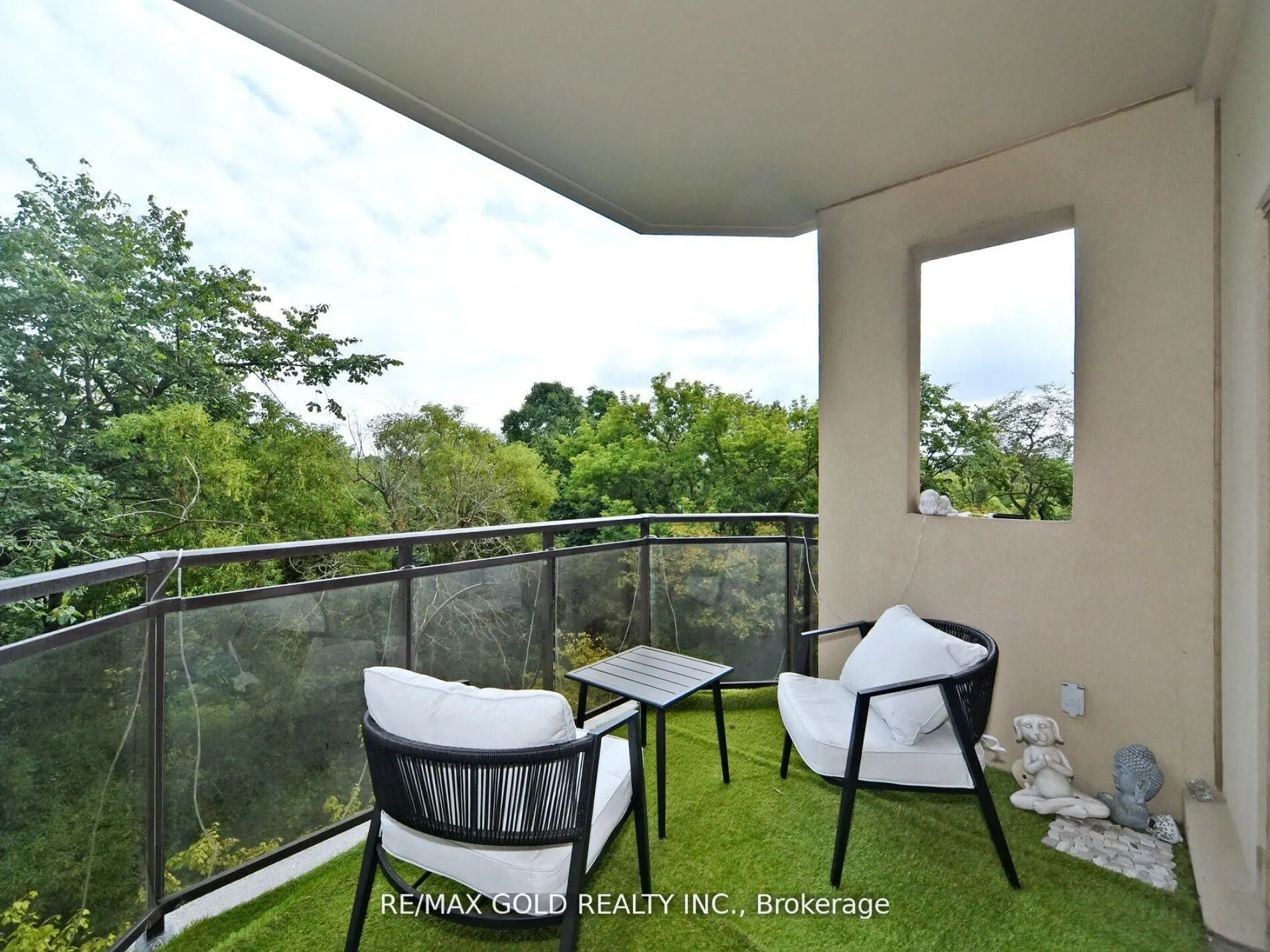 2 Maison Parc Court, #404