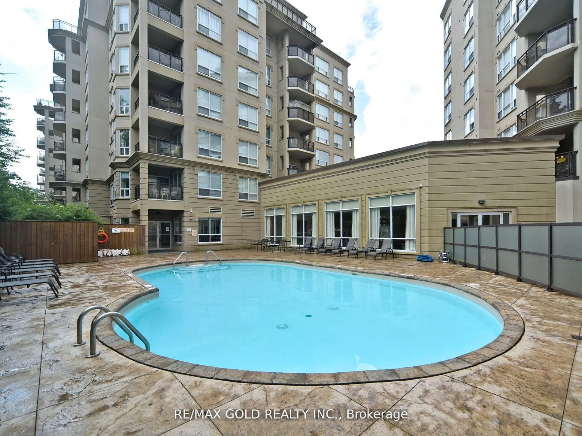 2 Maison Parc Court, #404