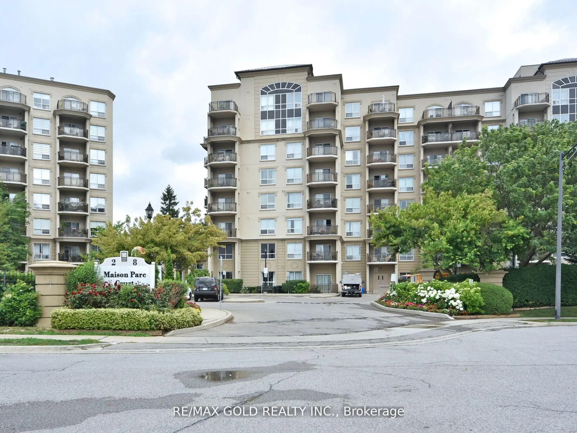 2 Maison Parc Court, #404