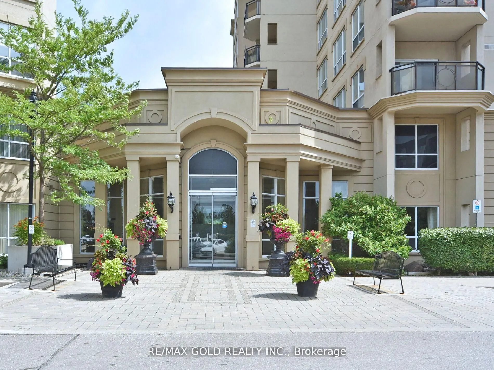 2 Maison Parc Court, #404