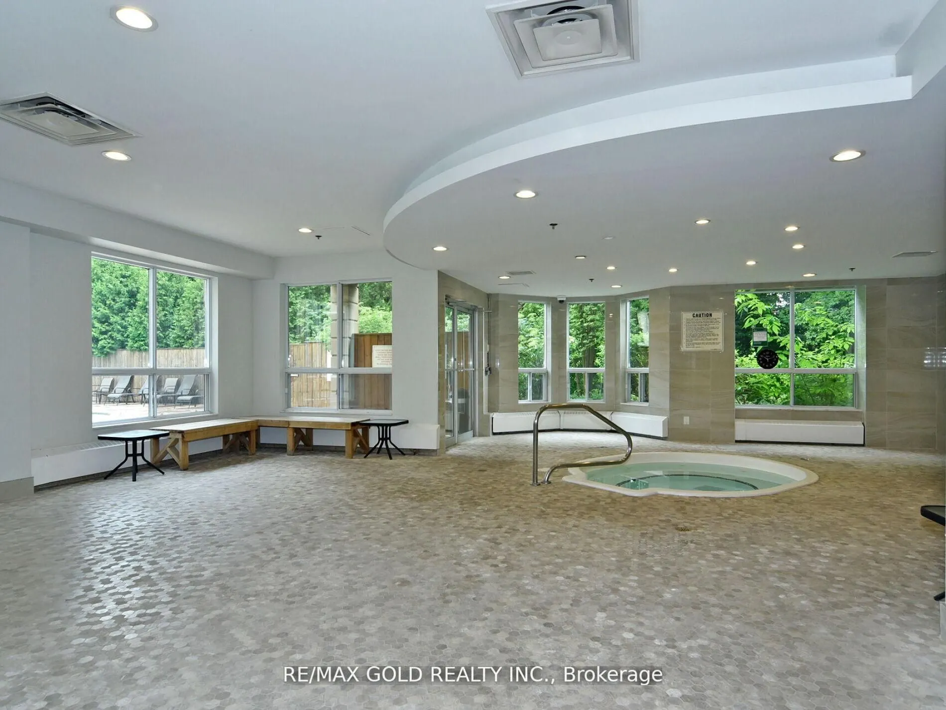 2 Maison Parc Court, #404