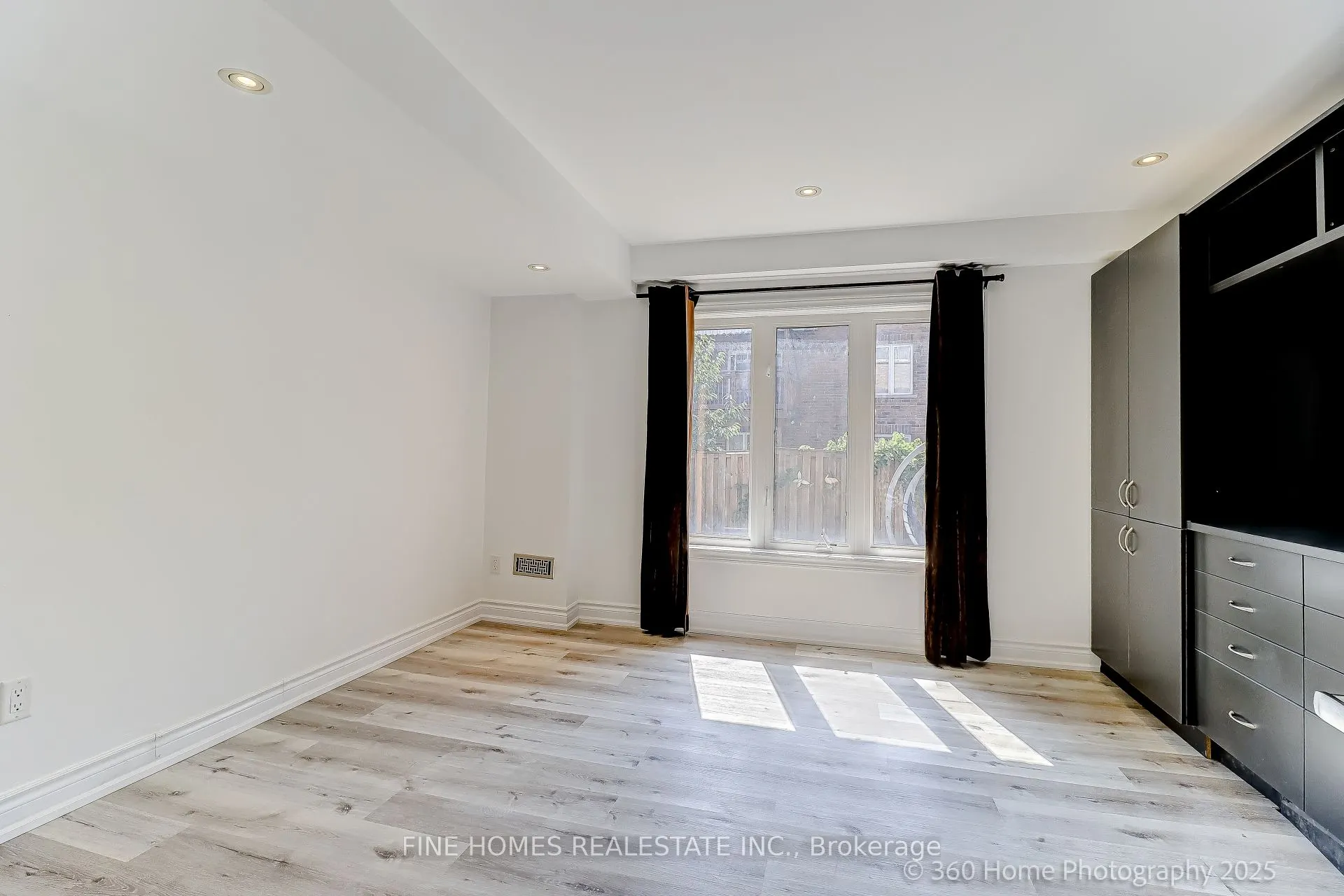 26 Gesher Crescent, #Lower