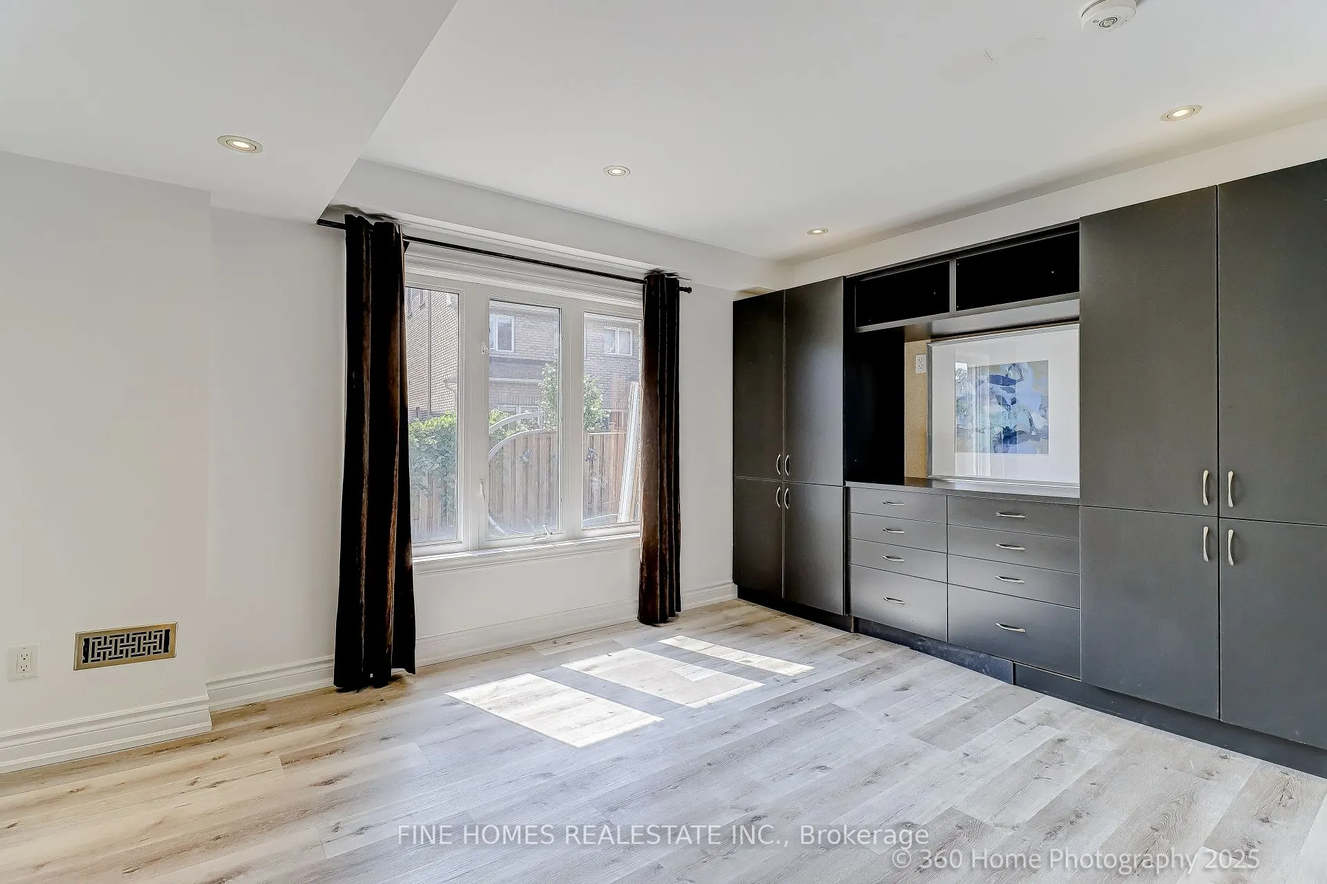 26 Gesher Crescent, #Lower