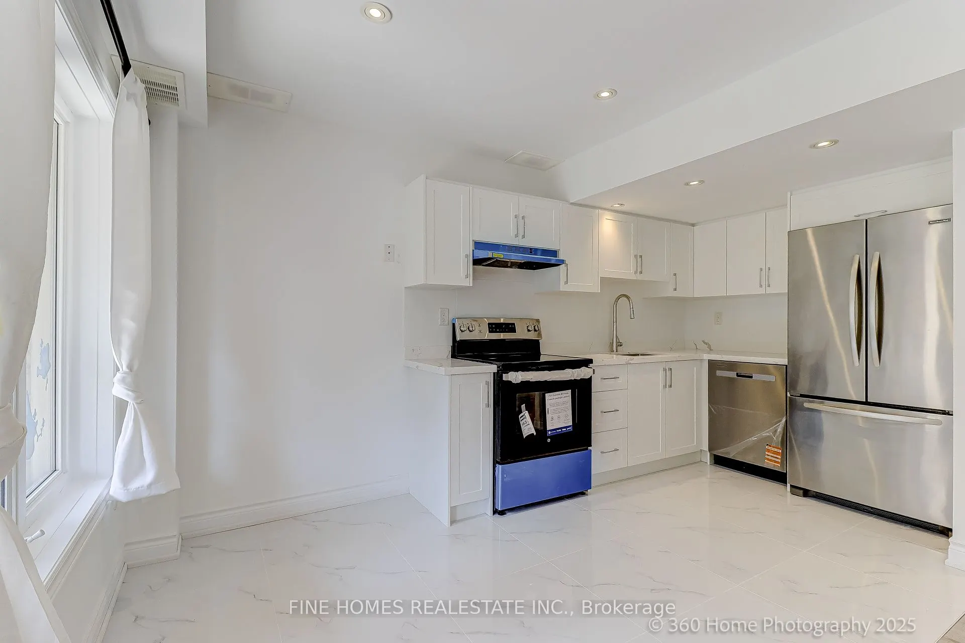 26 Gesher Crescent, #Lower