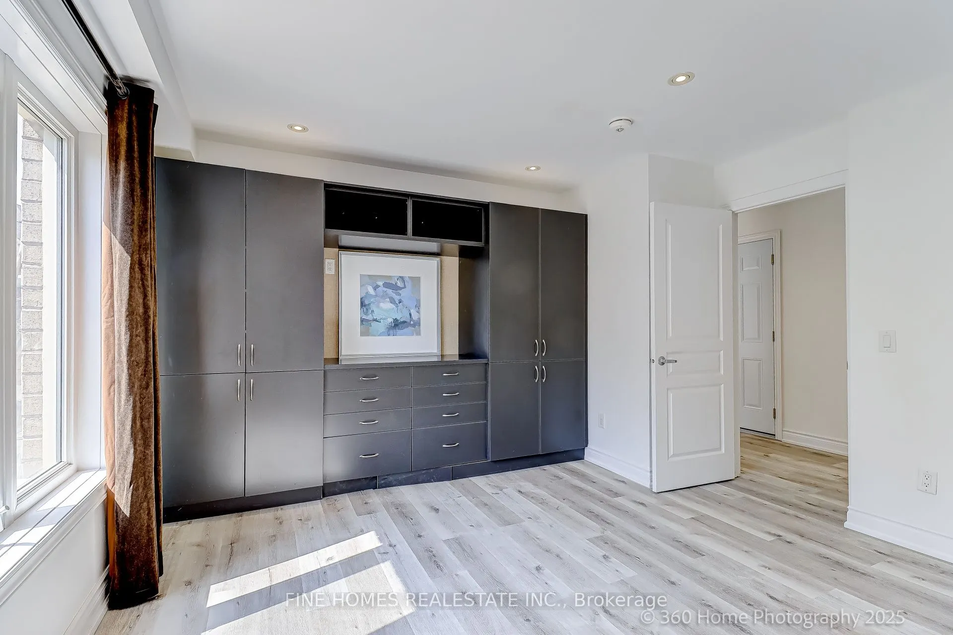 26 Gesher Crescent, #Lower