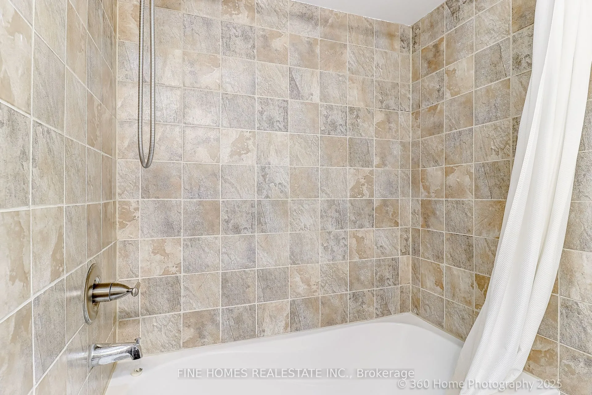 26 Gesher Crescent, #Lower