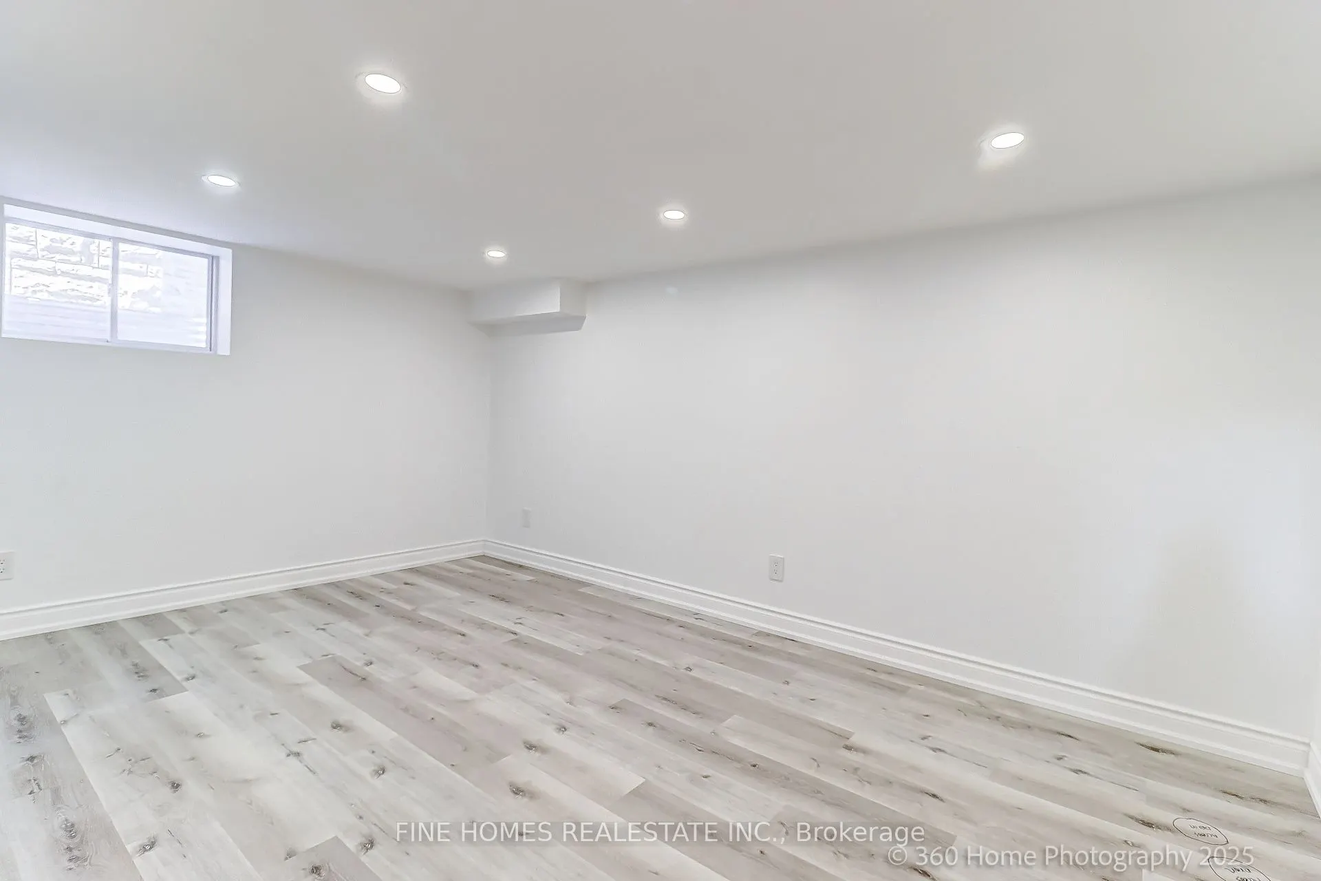 26 Gesher Crescent, #Lower
