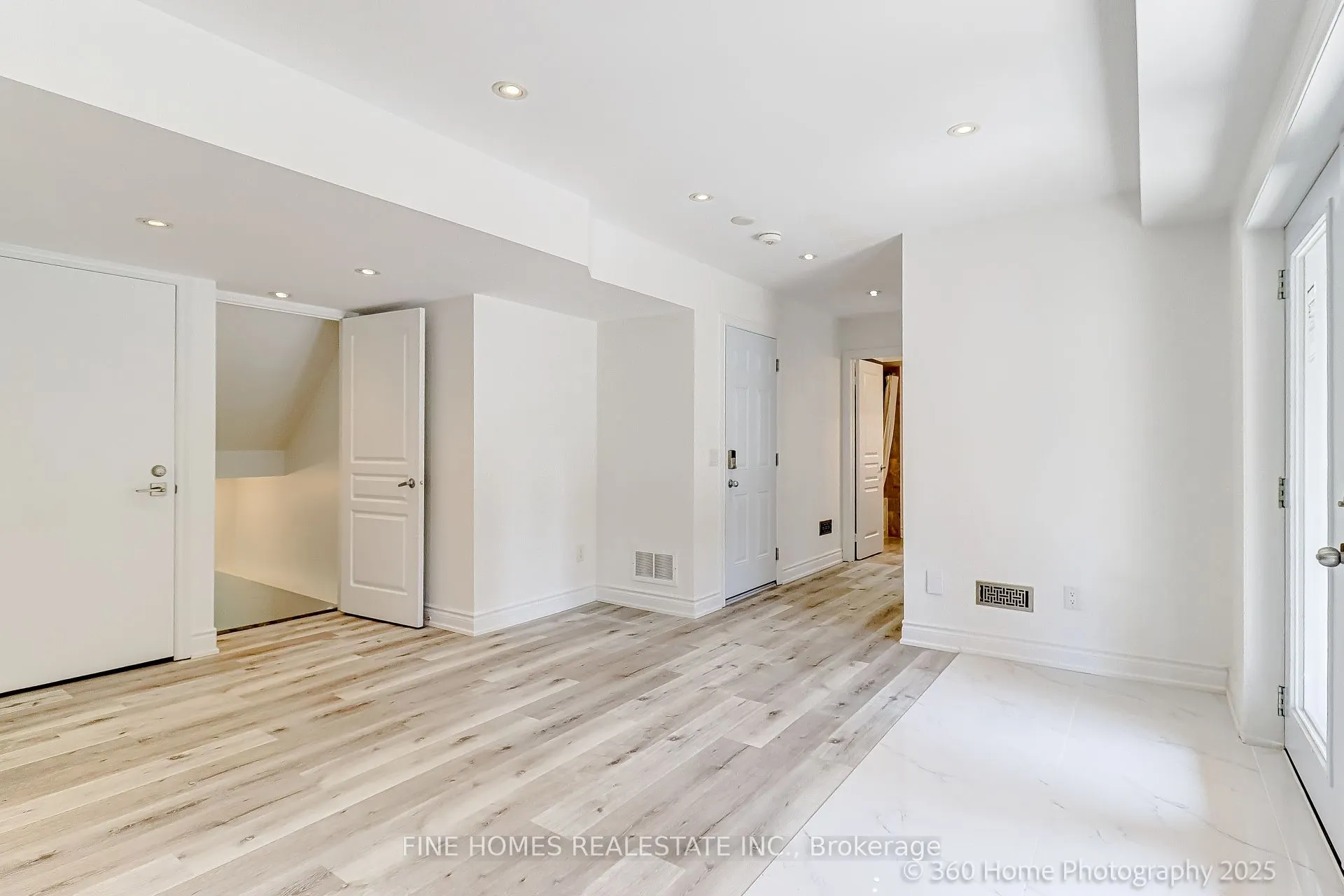 26 Gesher Crescent, #Lower
