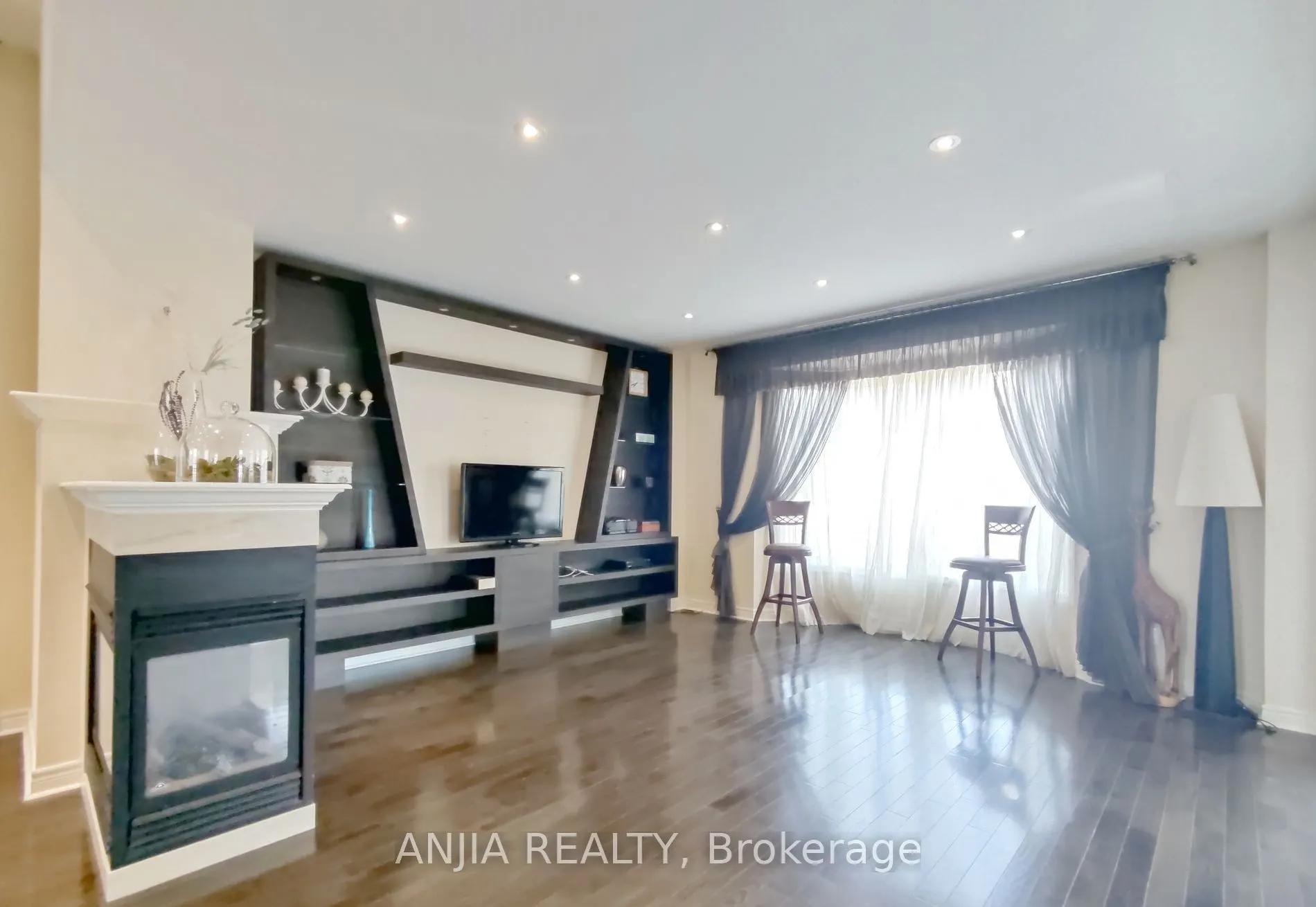 19 Savona Place