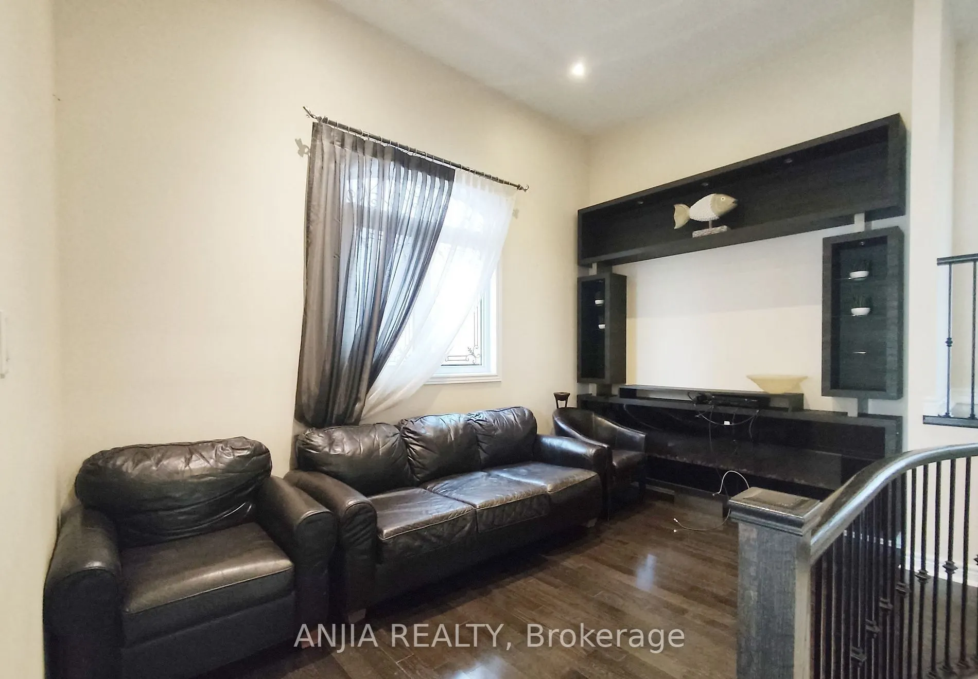19 Savona Place