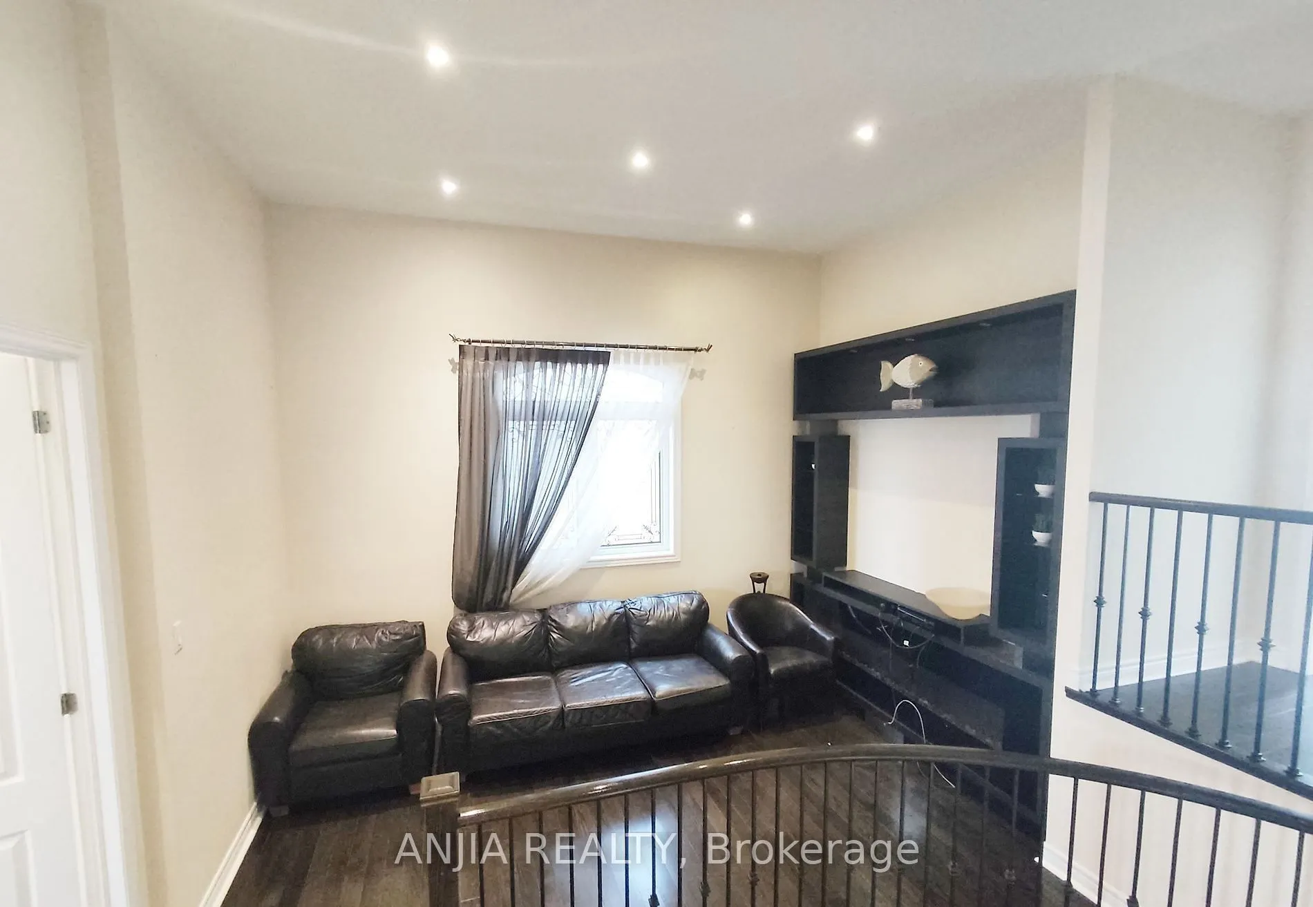 19 Savona Place