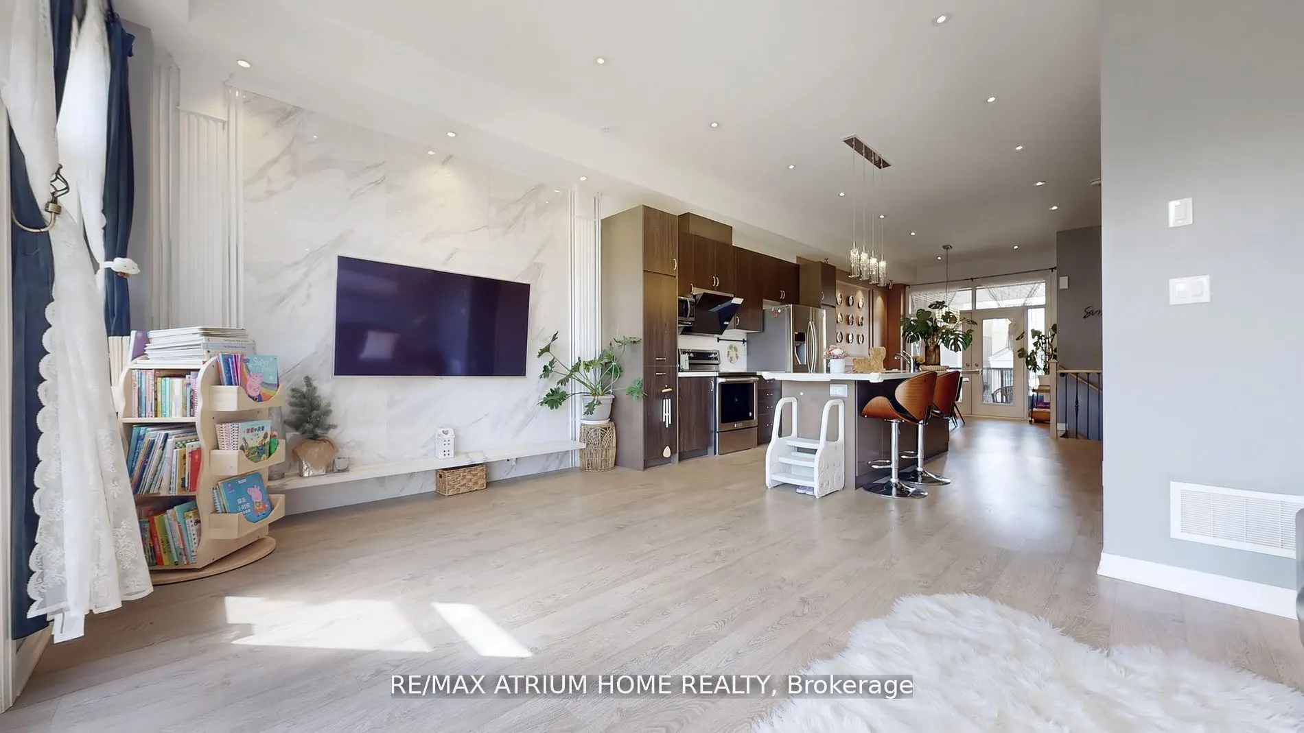 143 Arianna Crescent W