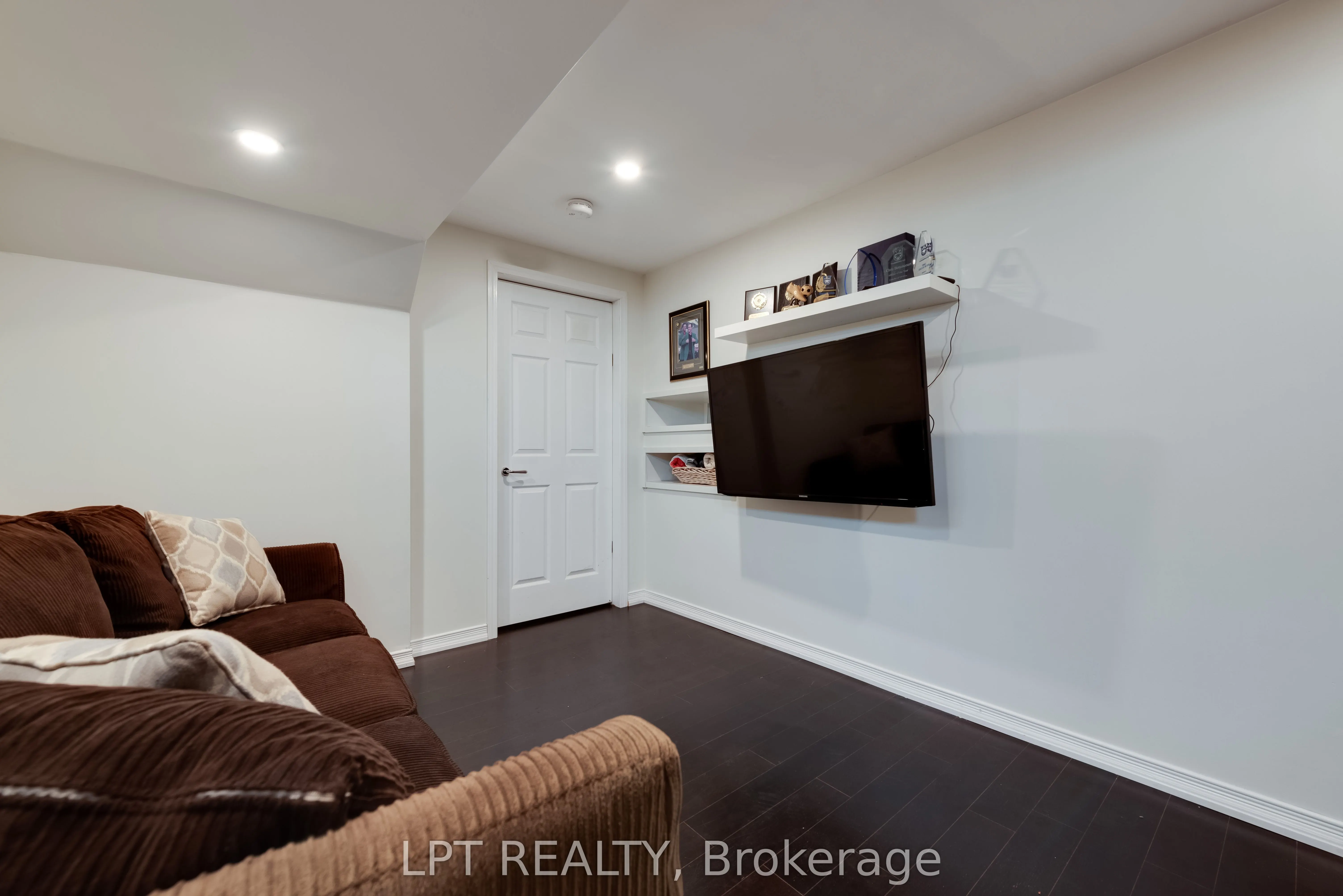11 Lookout Street