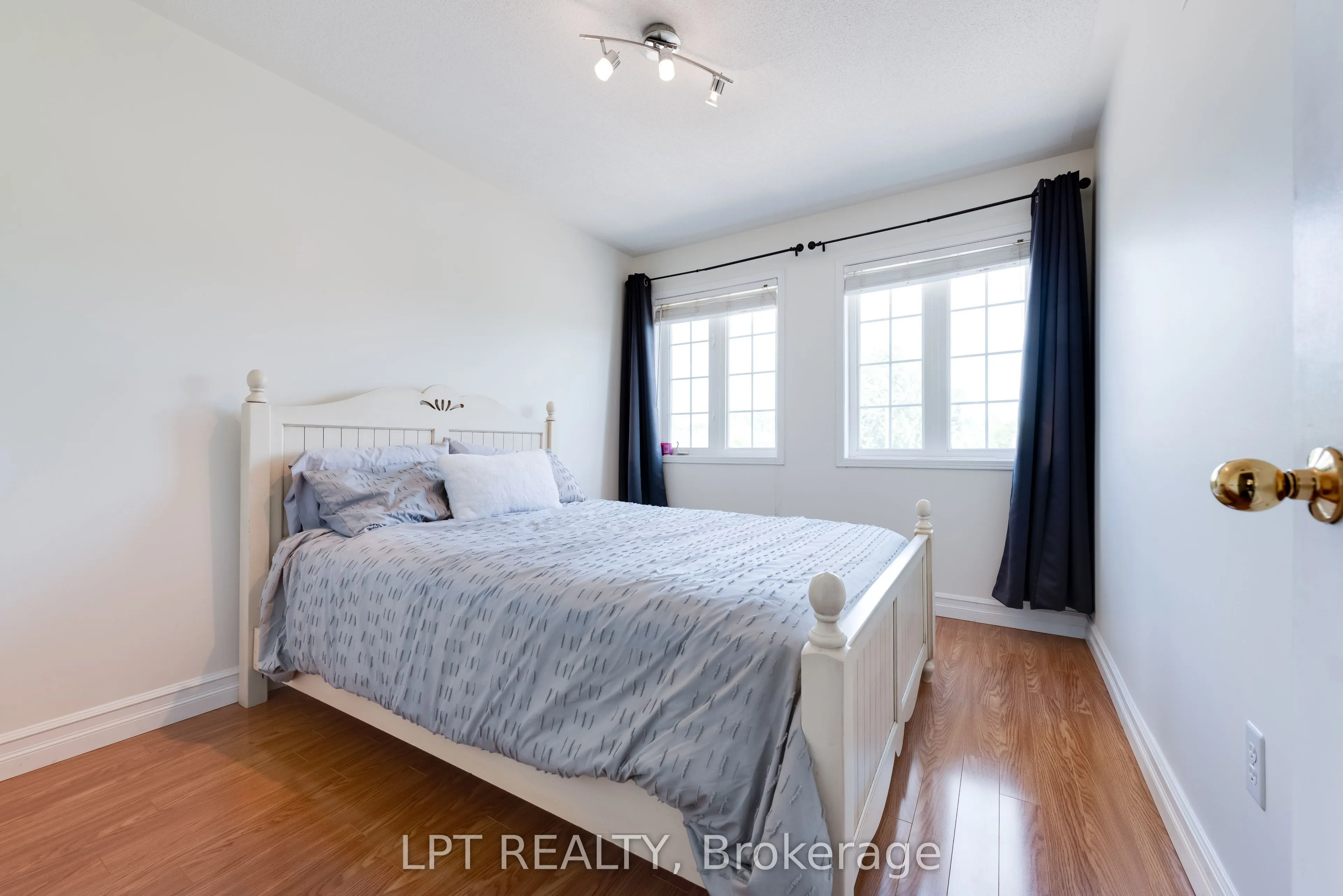 11 Lookout Street