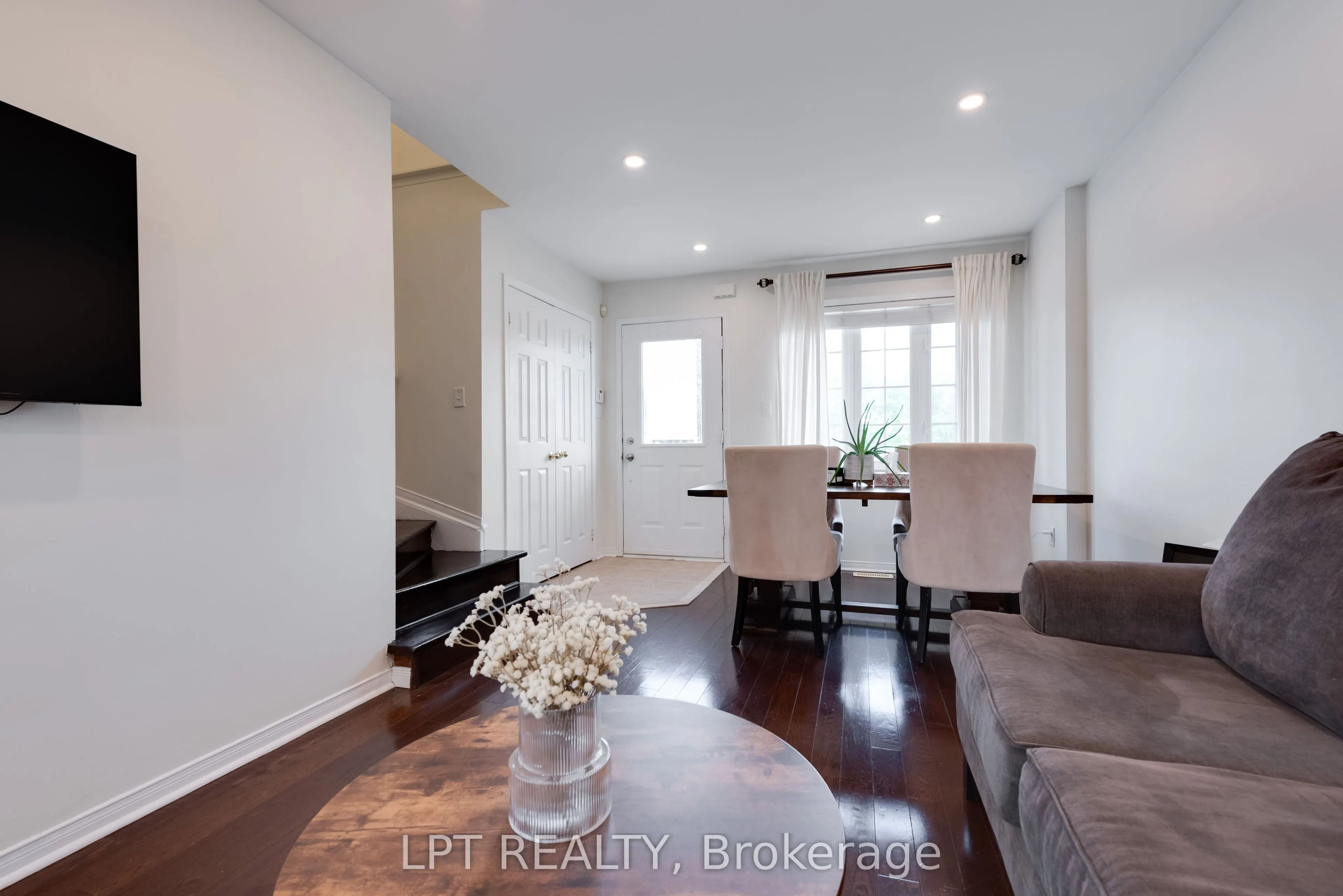 11 Lookout Street