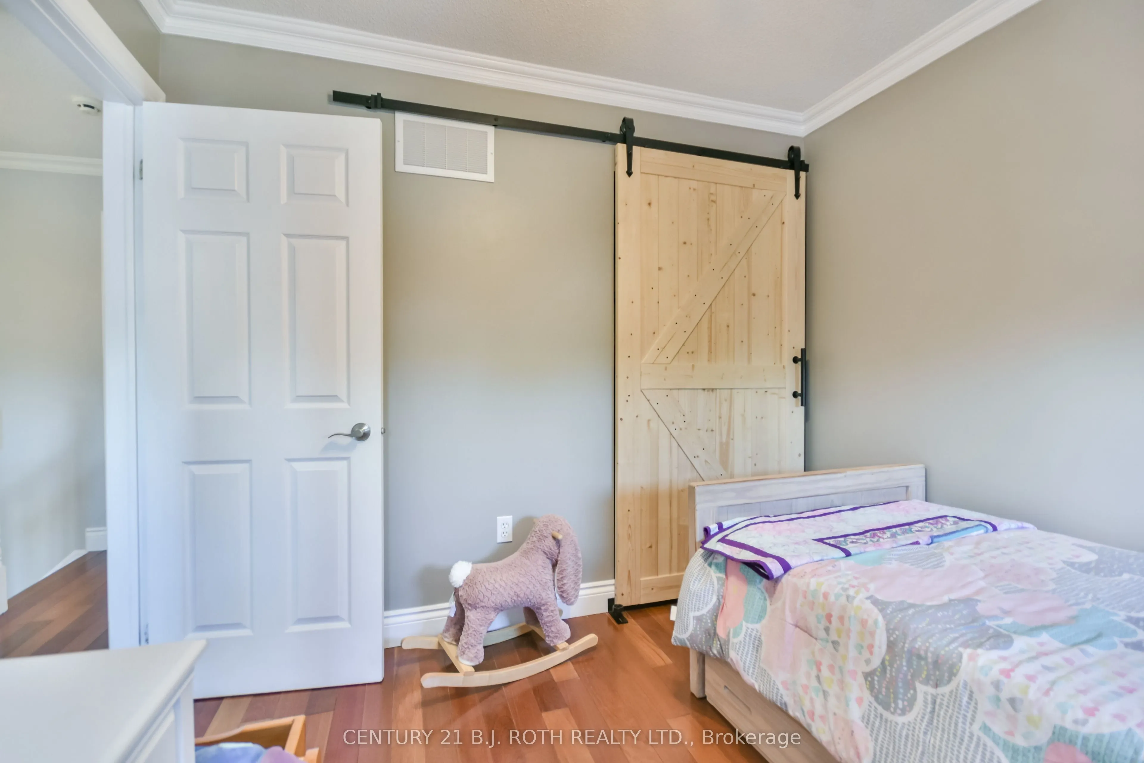 1327 Vincent Crescent