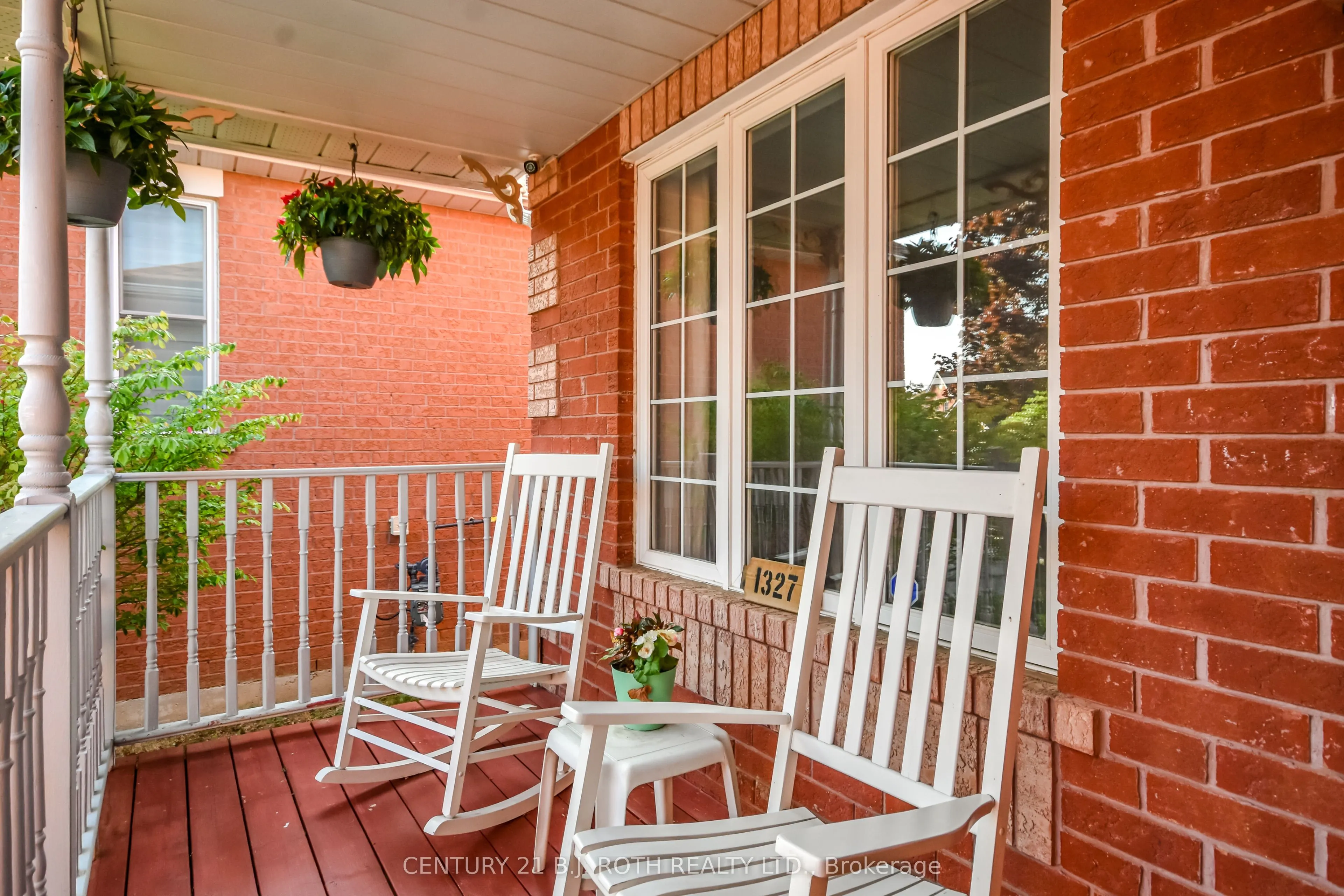 1327 Vincent Crescent