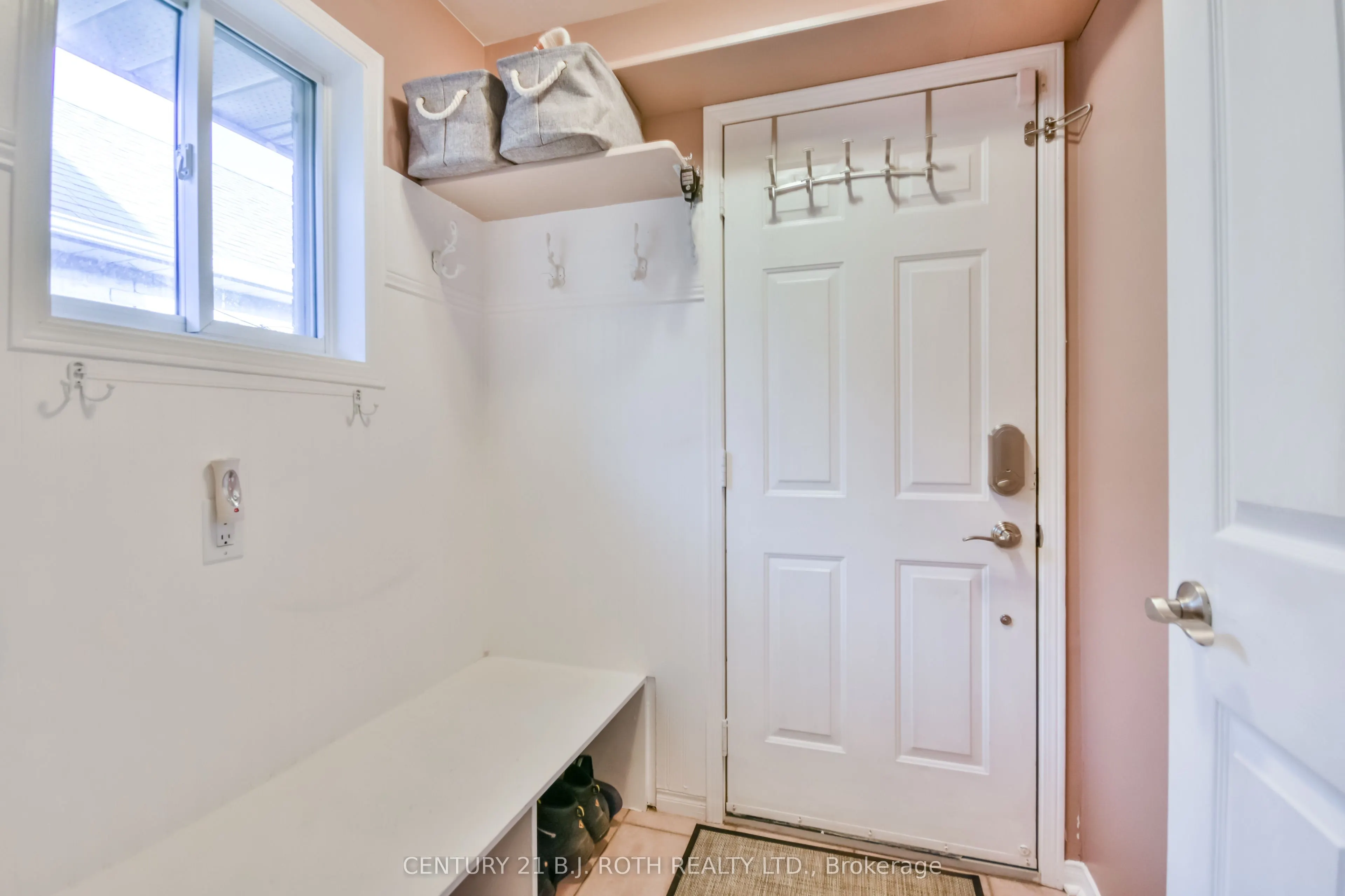 1327 Vincent Crescent