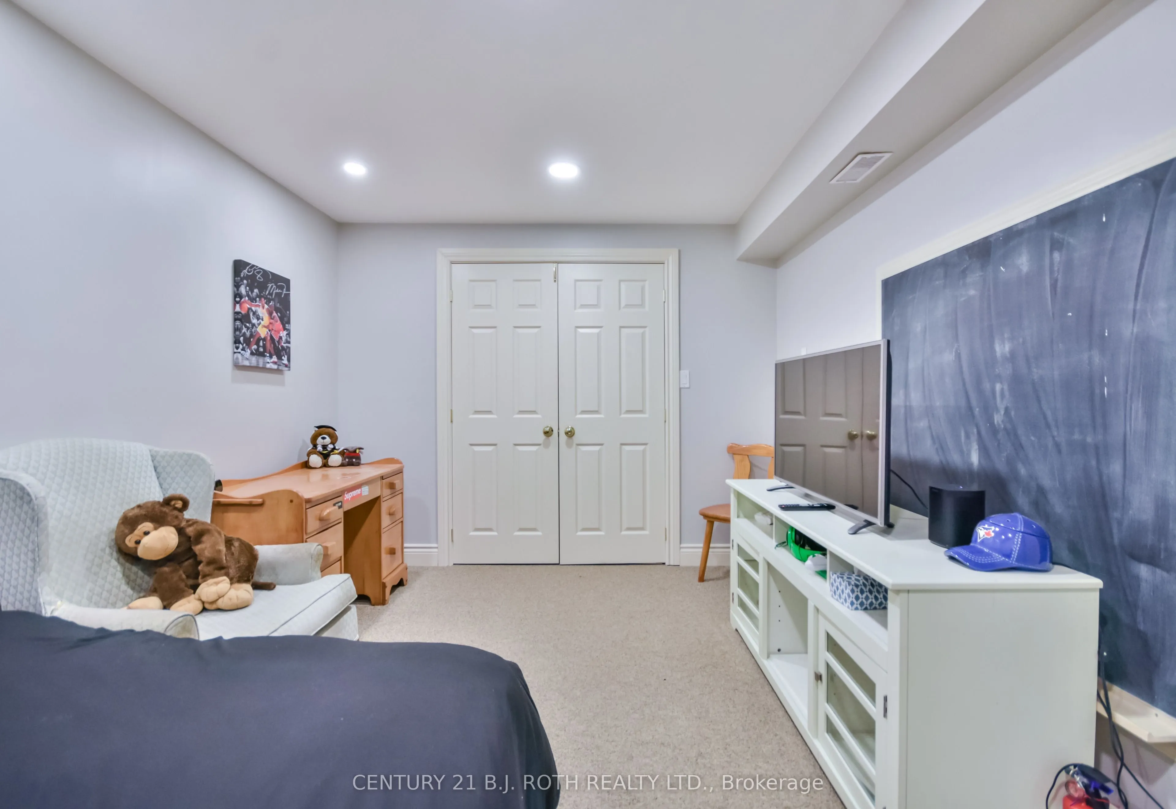 1327 Vincent Crescent