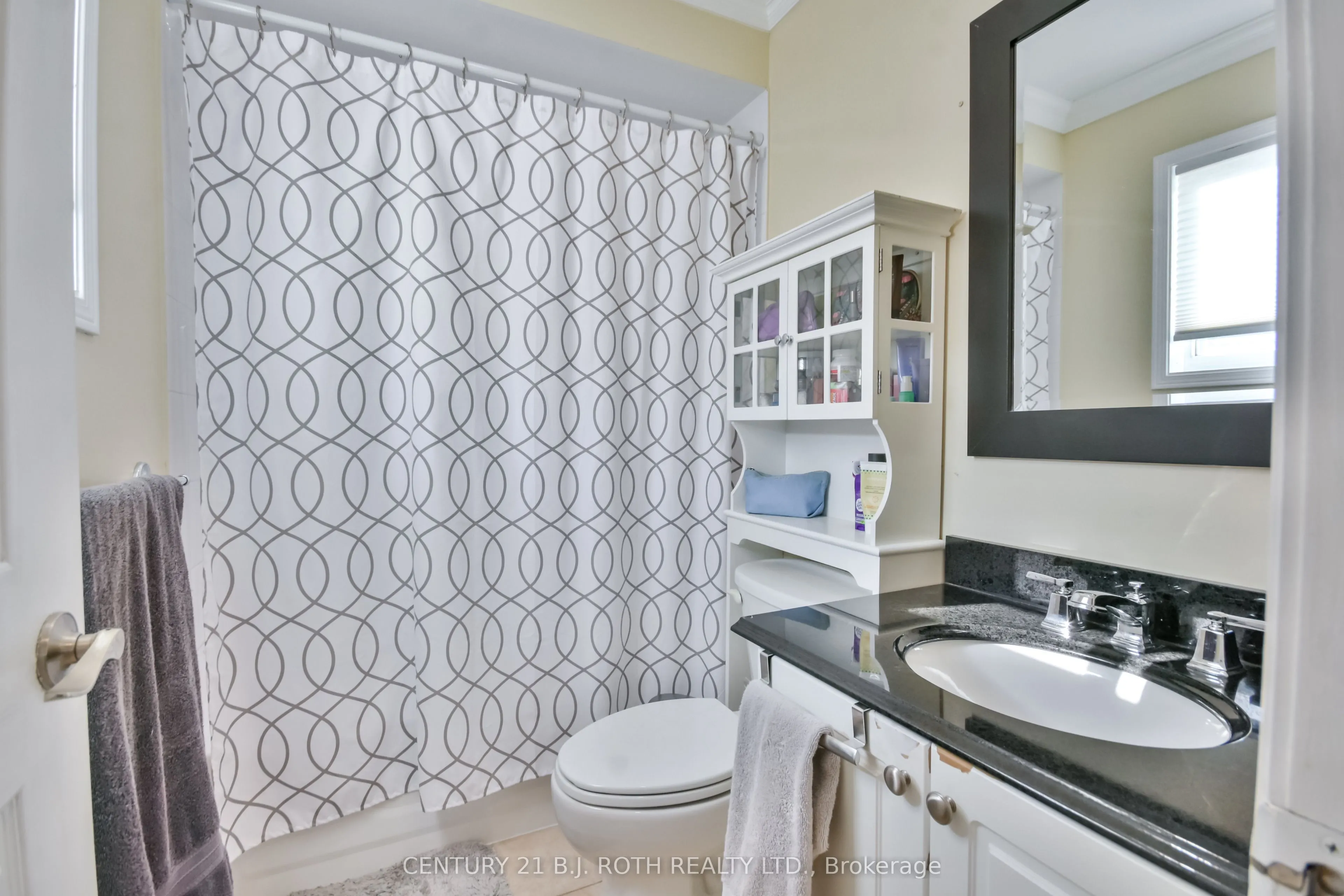 1327 Vincent Crescent