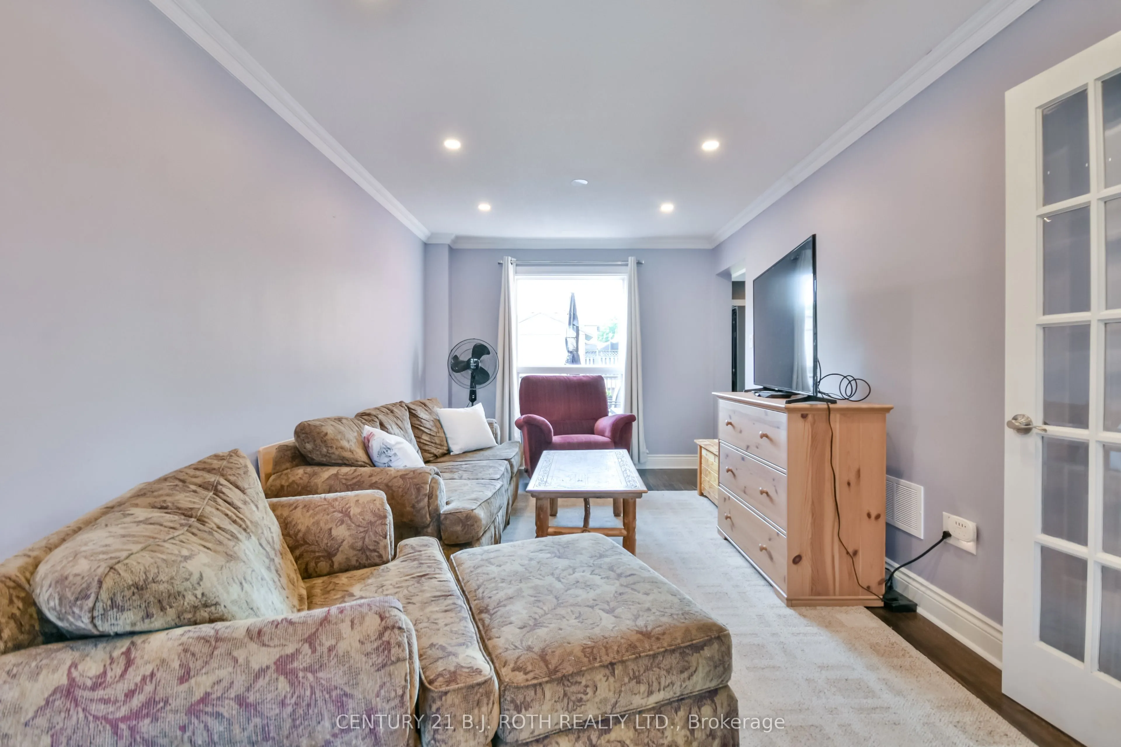 1327 Vincent Crescent