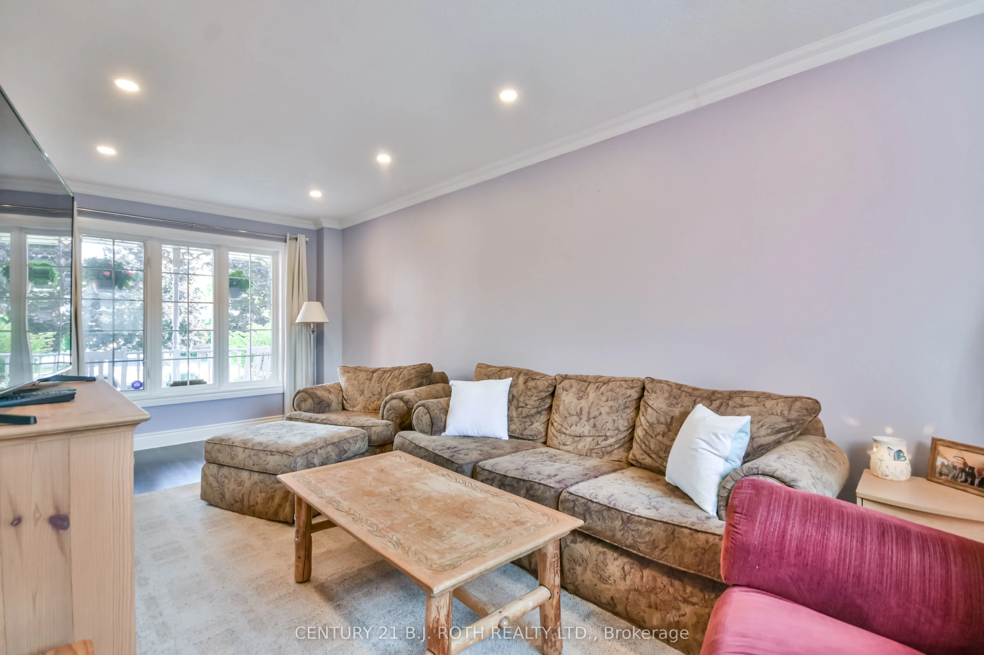 1327 Vincent Crescent