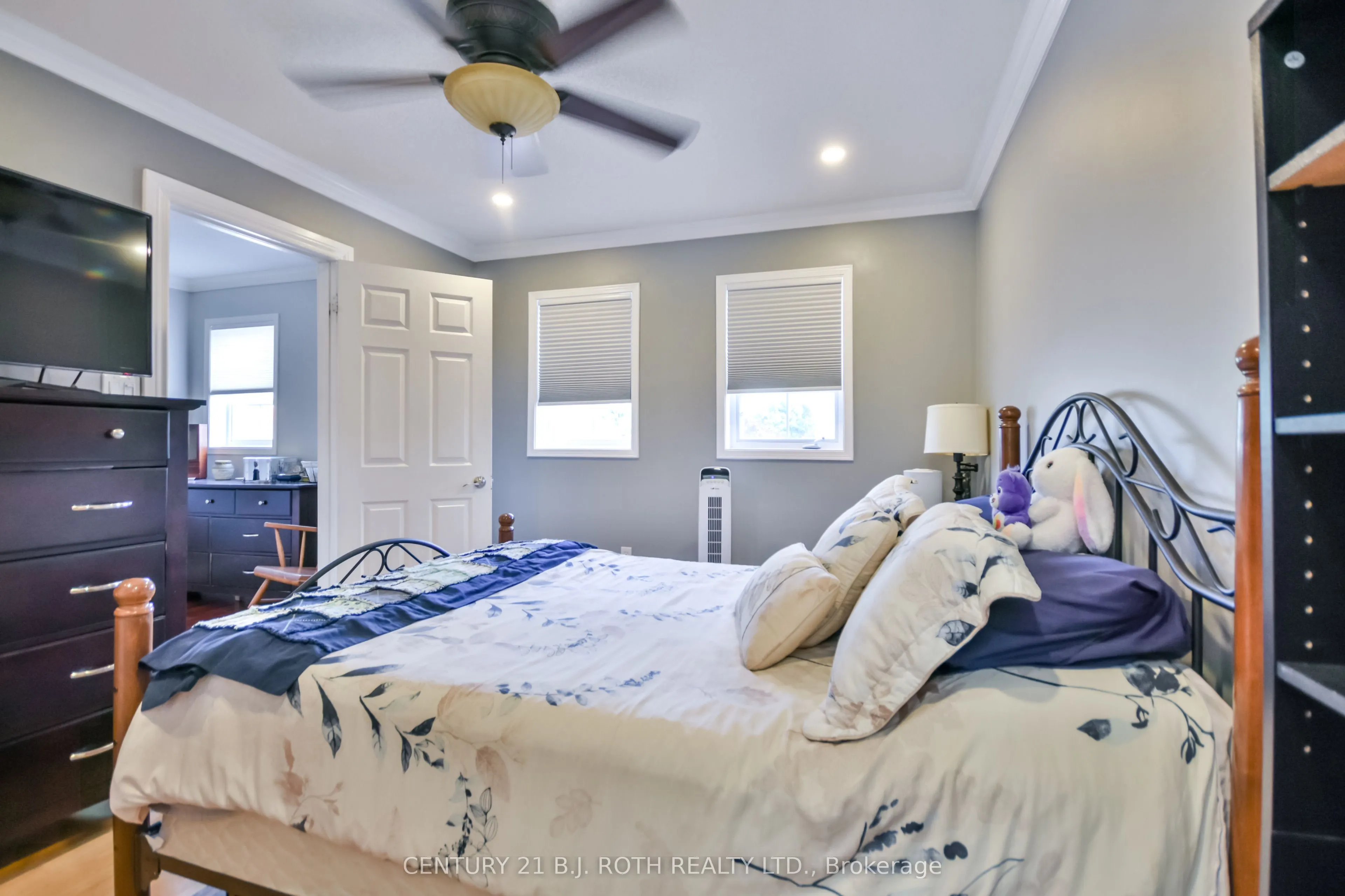 1327 Vincent Crescent