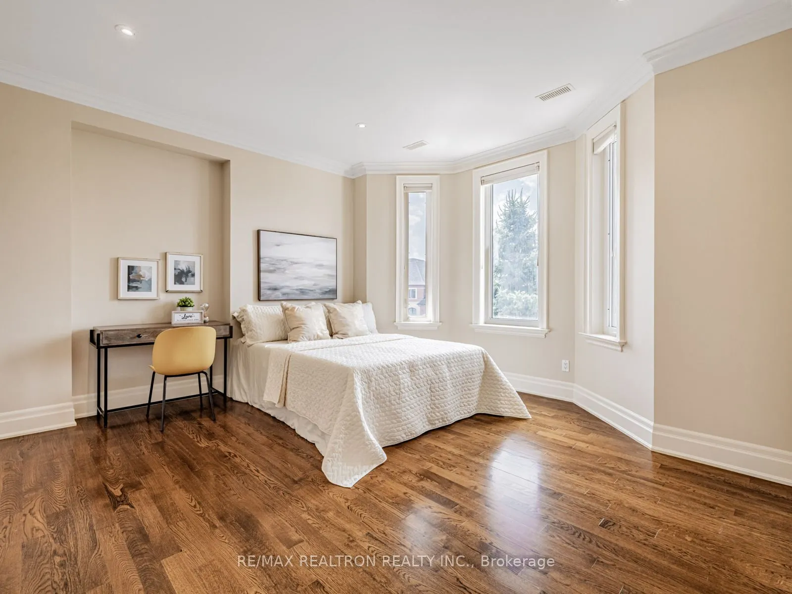 12 Orlon Crescent