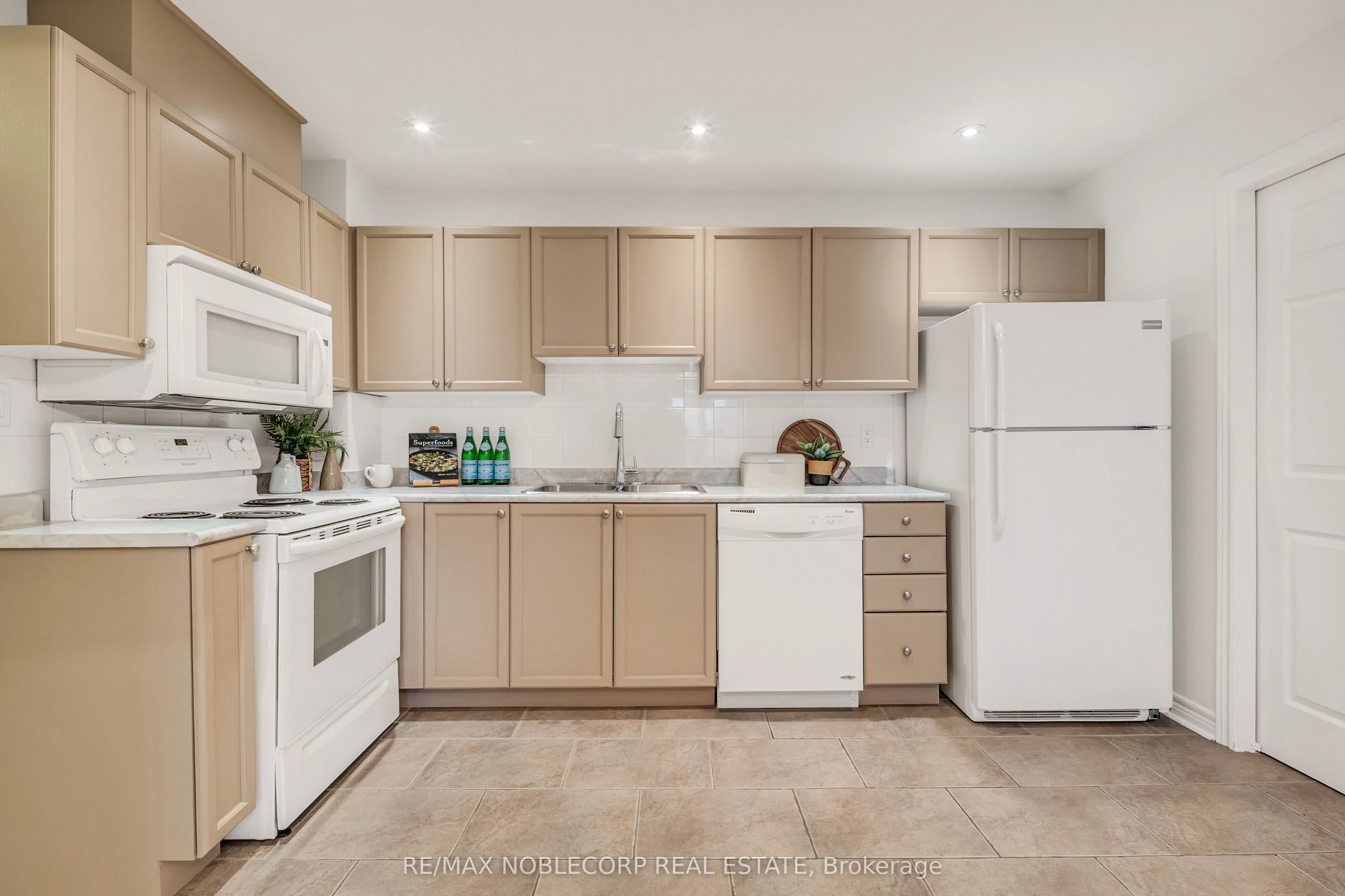 121 Woodbridge Avenue, #319