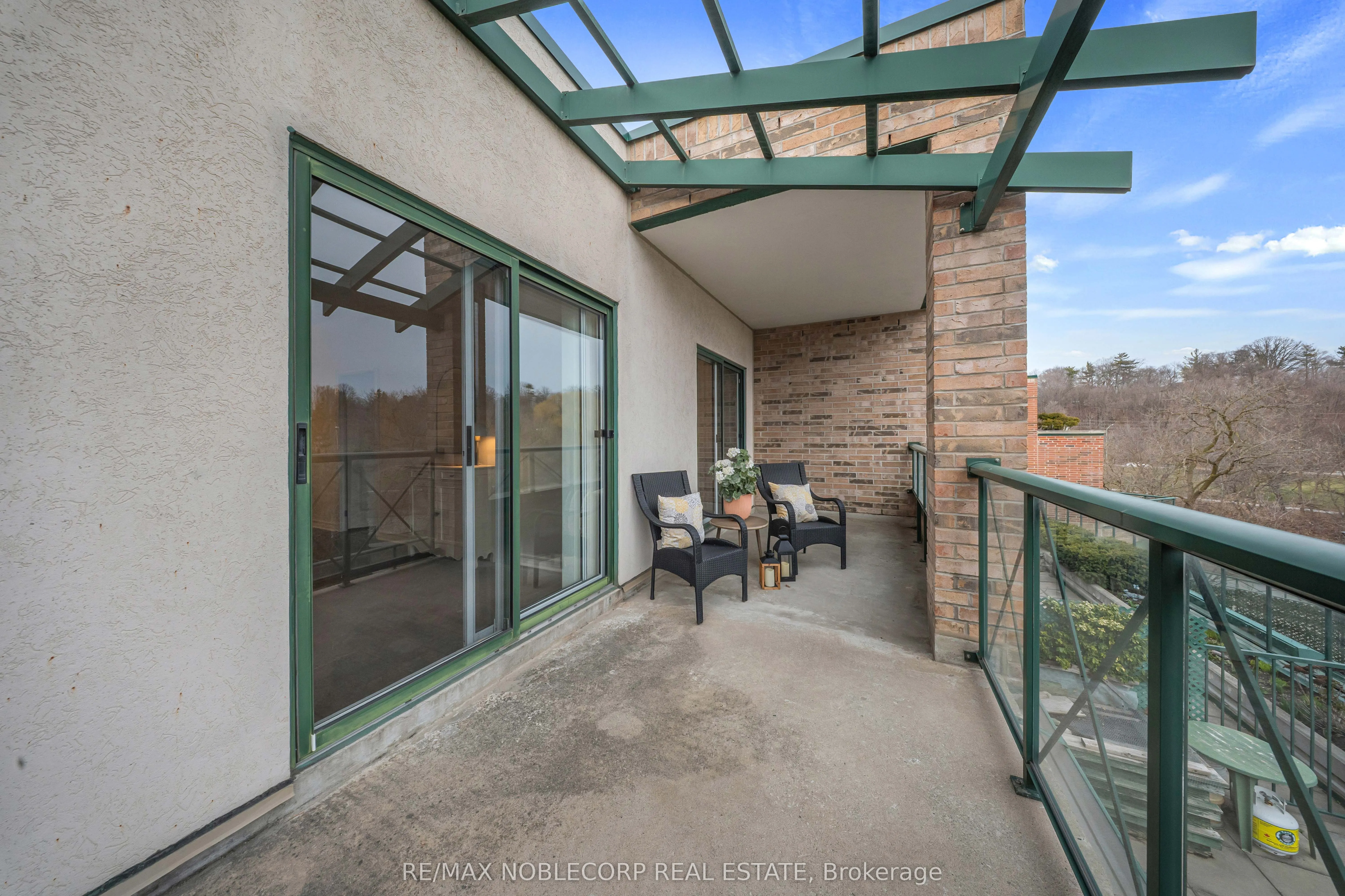 121 Woodbridge Avenue, #319