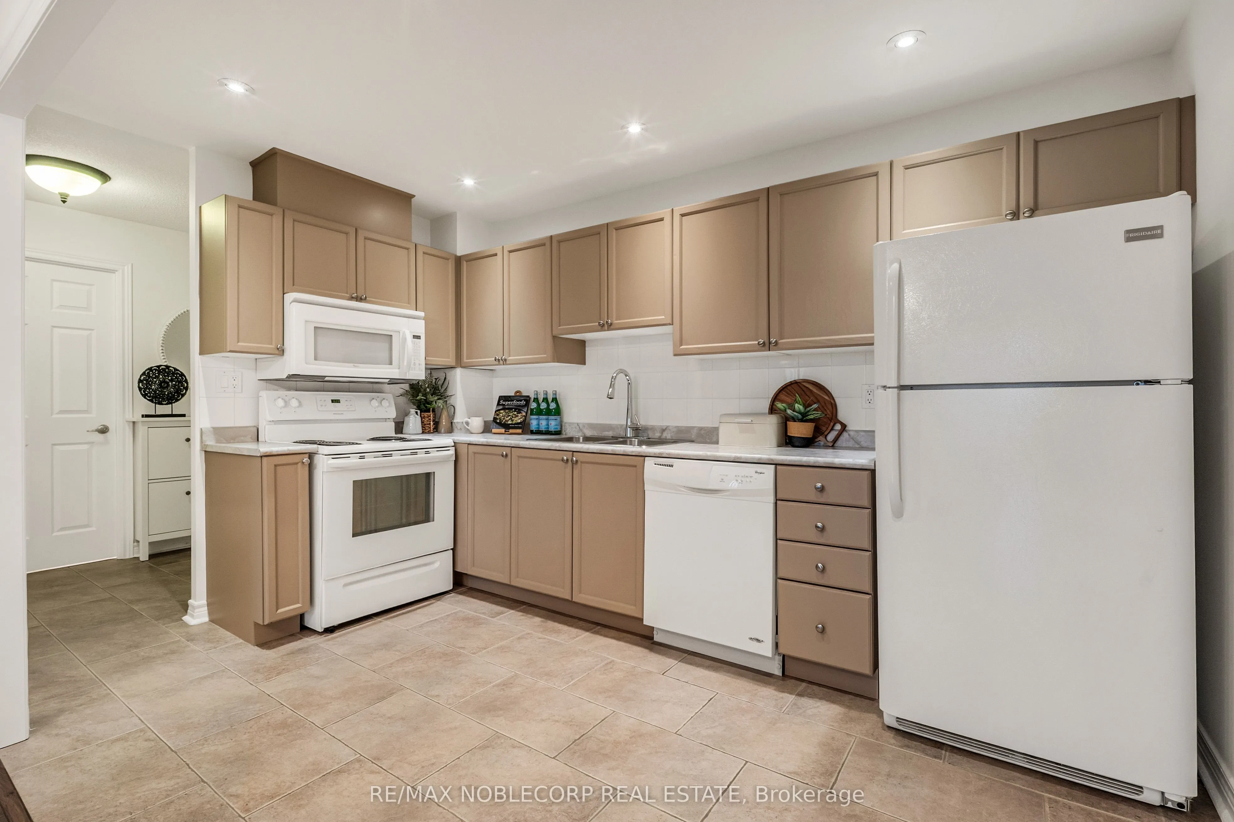 121 Woodbridge Avenue, #319