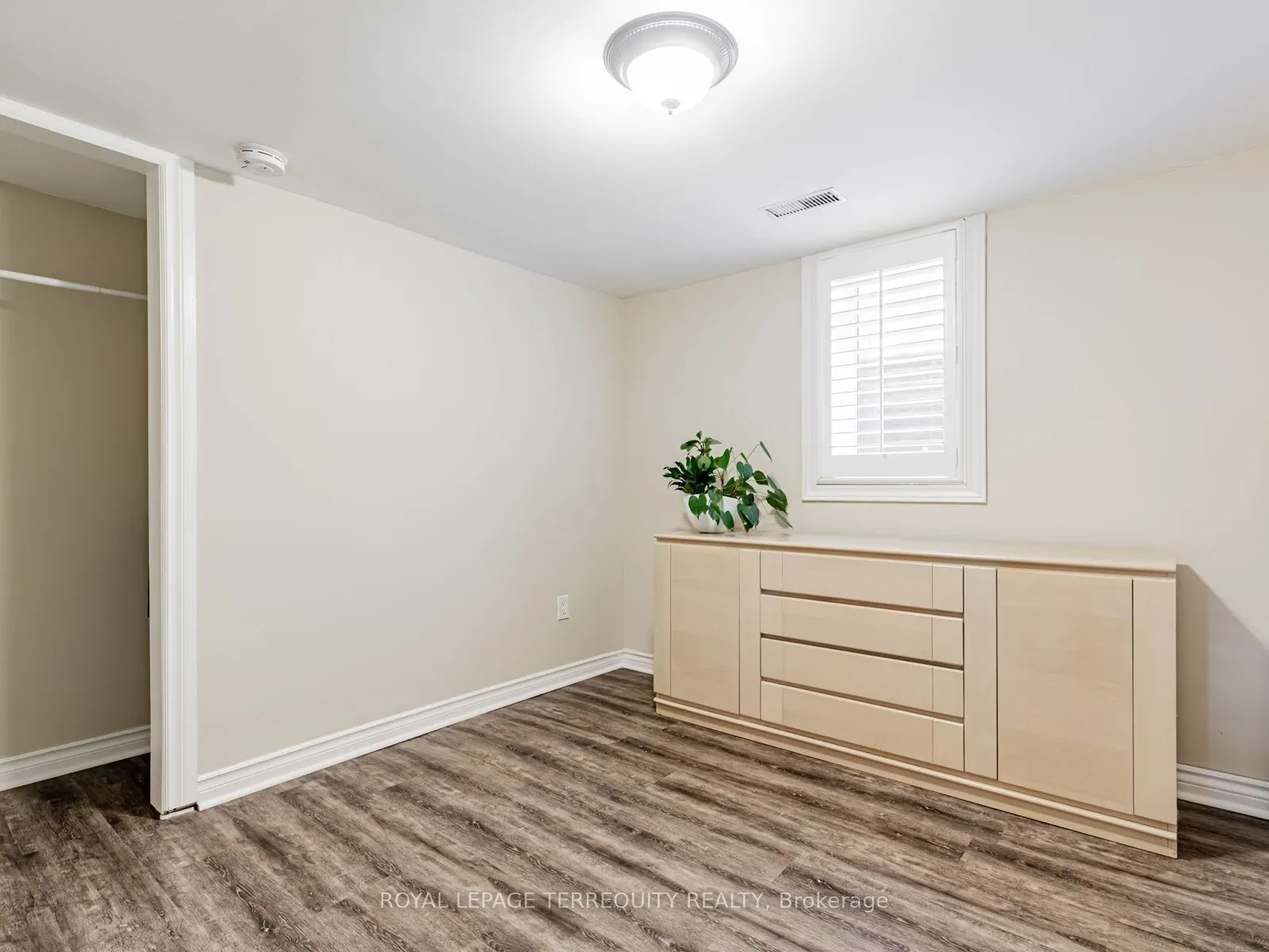 165 John Street W