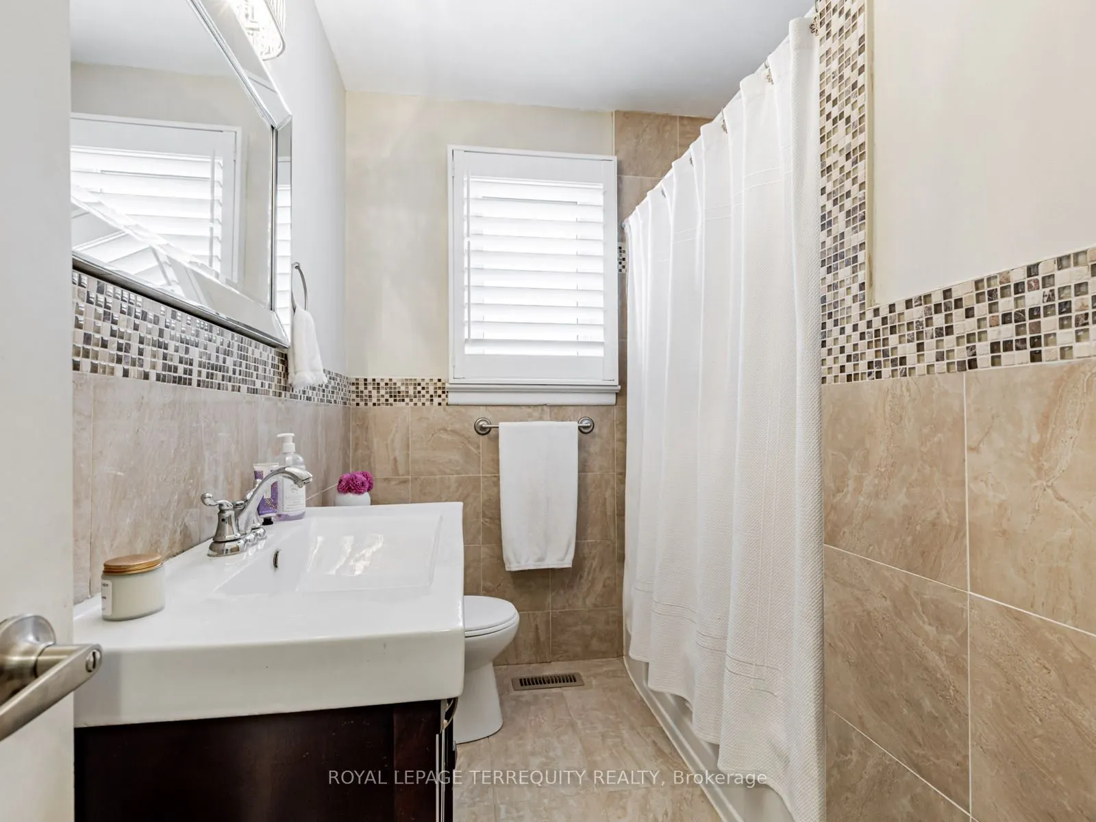 165 John Street W