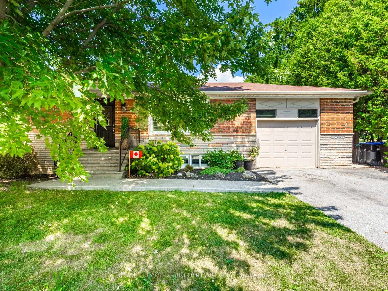 165 John Street W