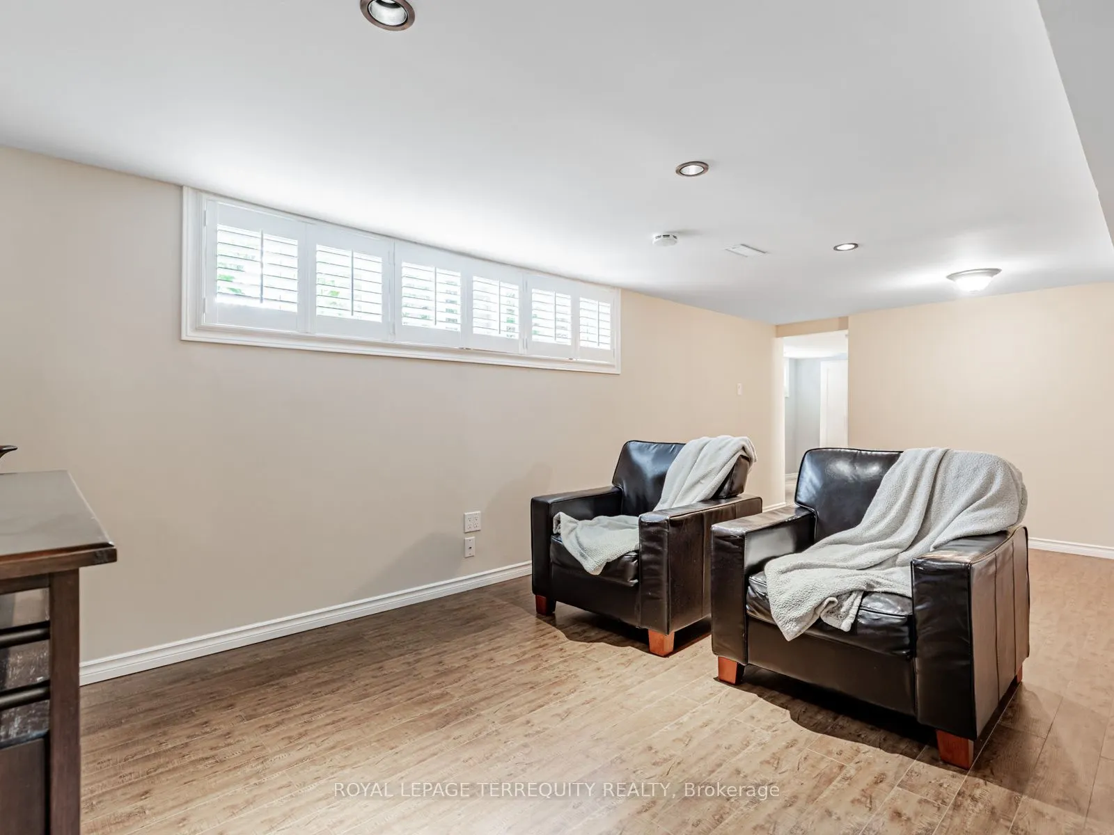165 John Street W
