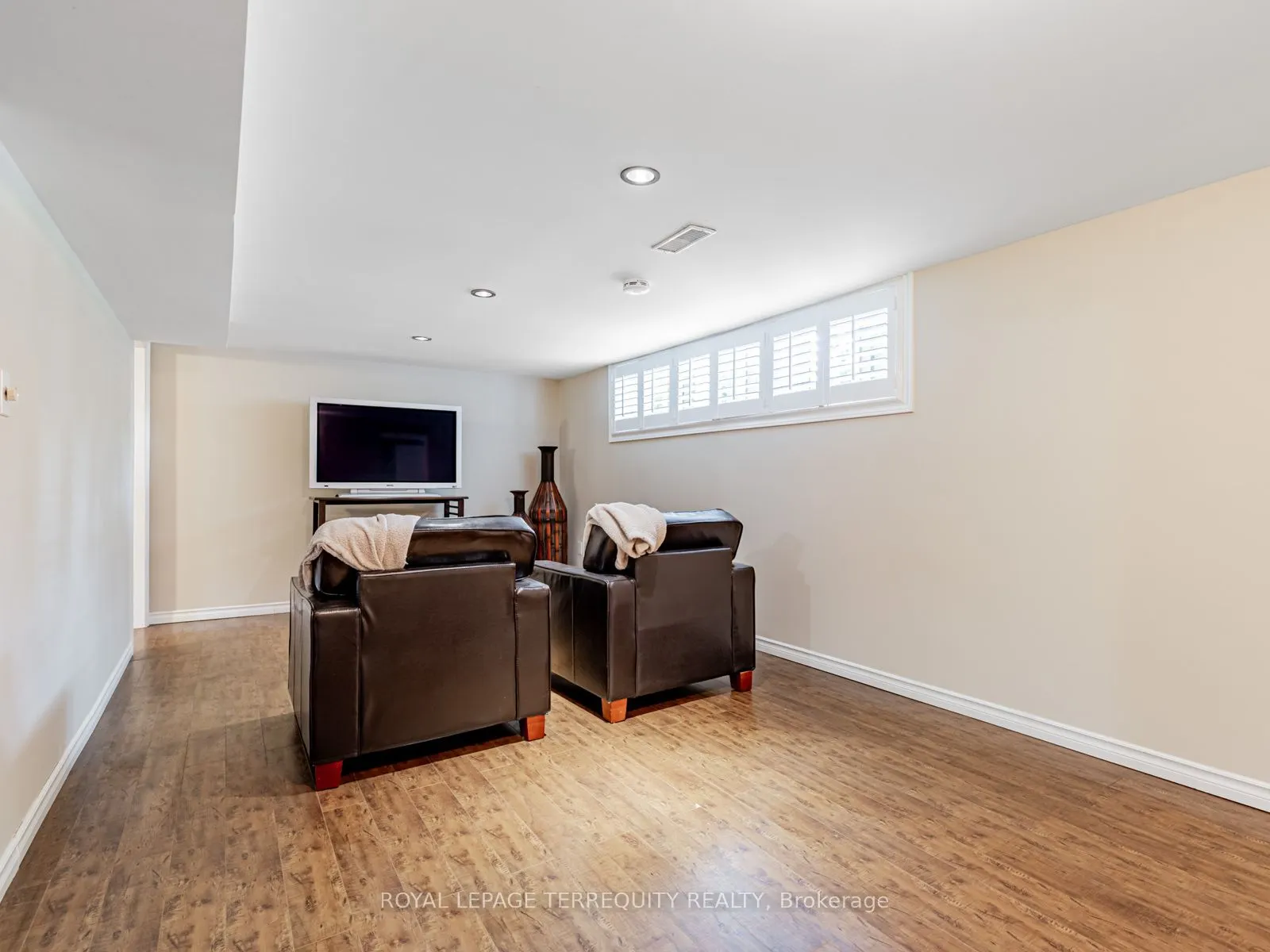 165 John Street W