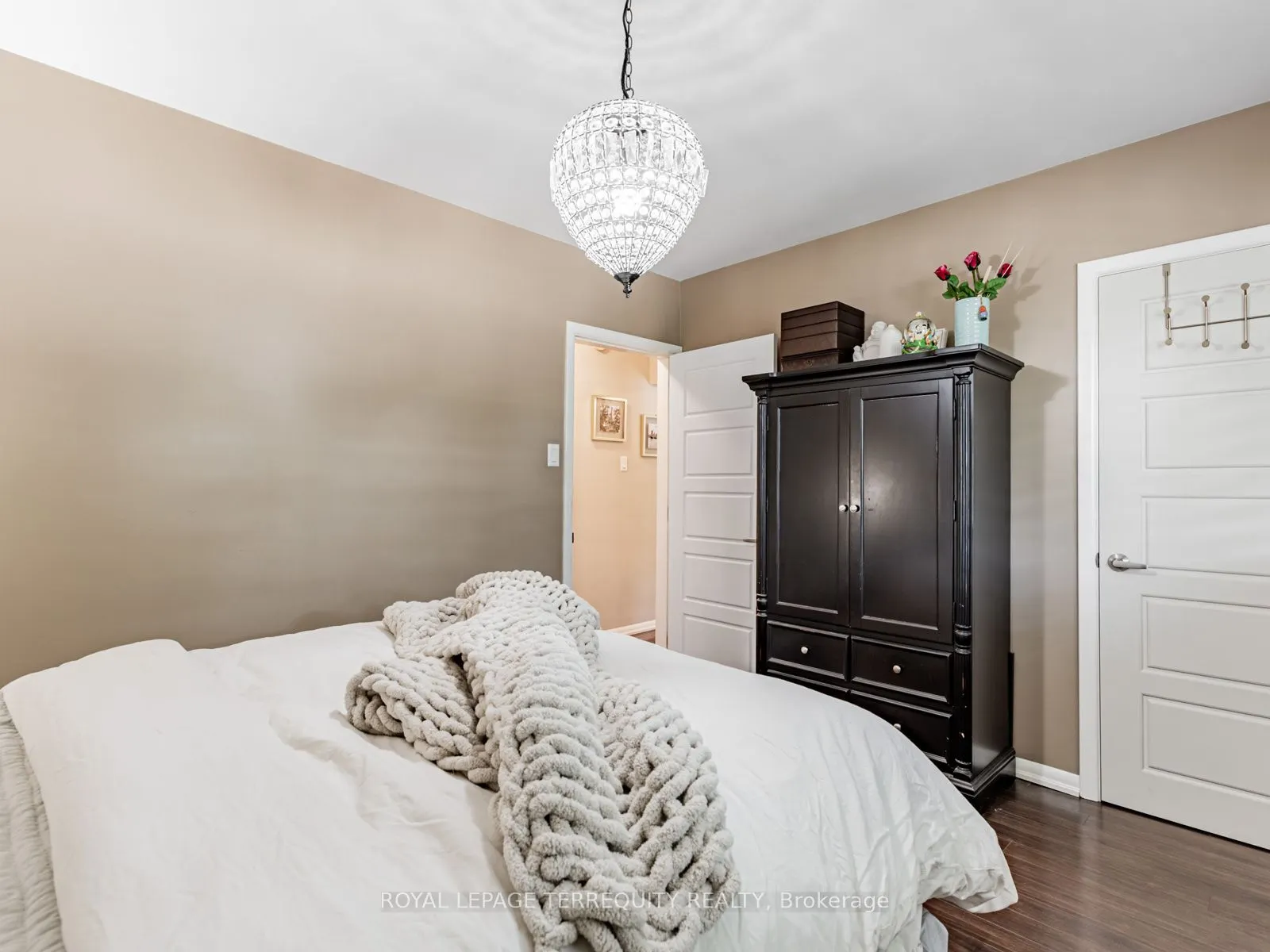 165 John Street W