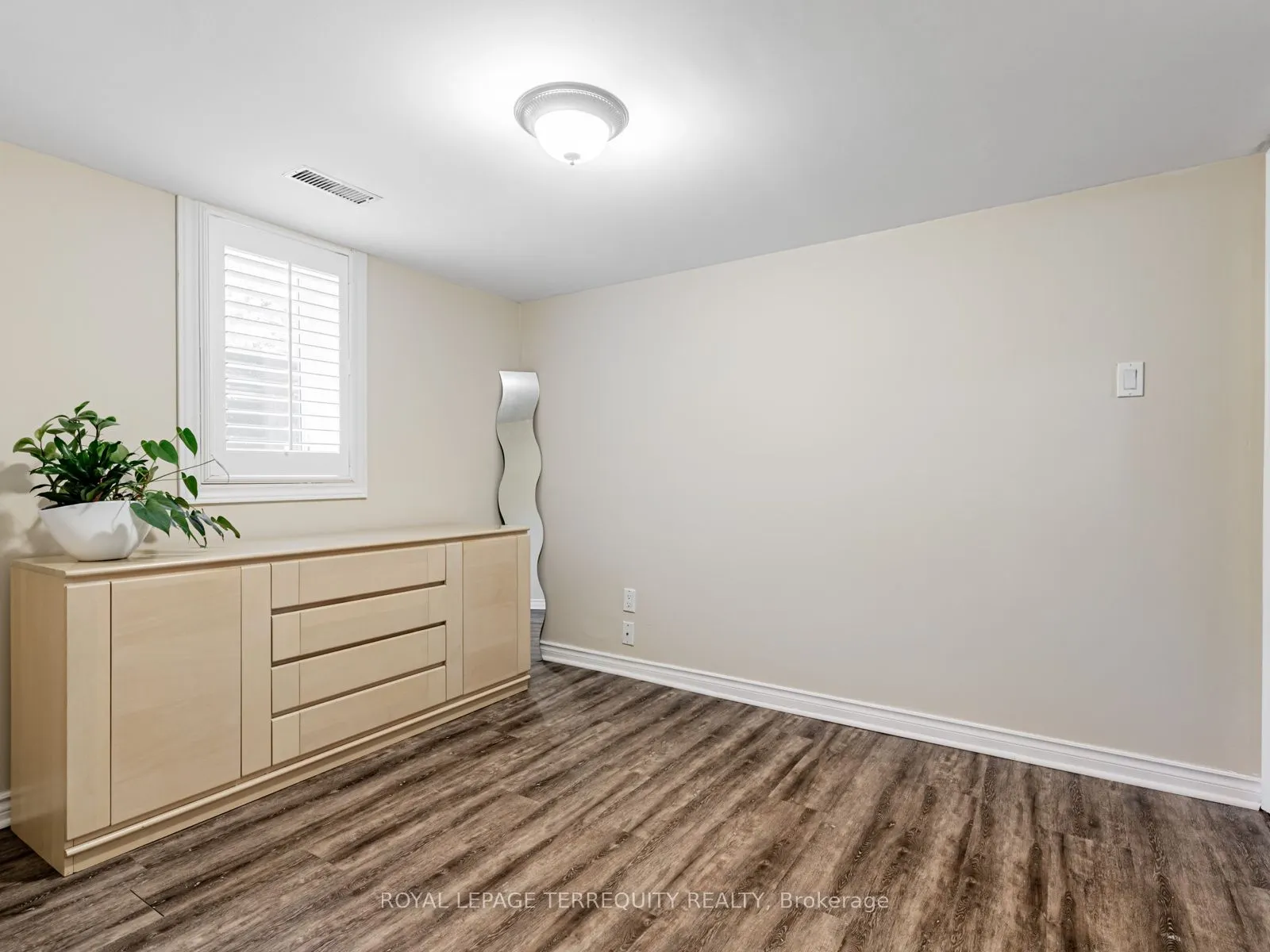 165 John Street W