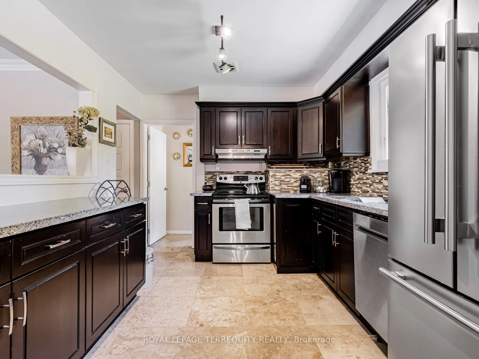 165 John Street W