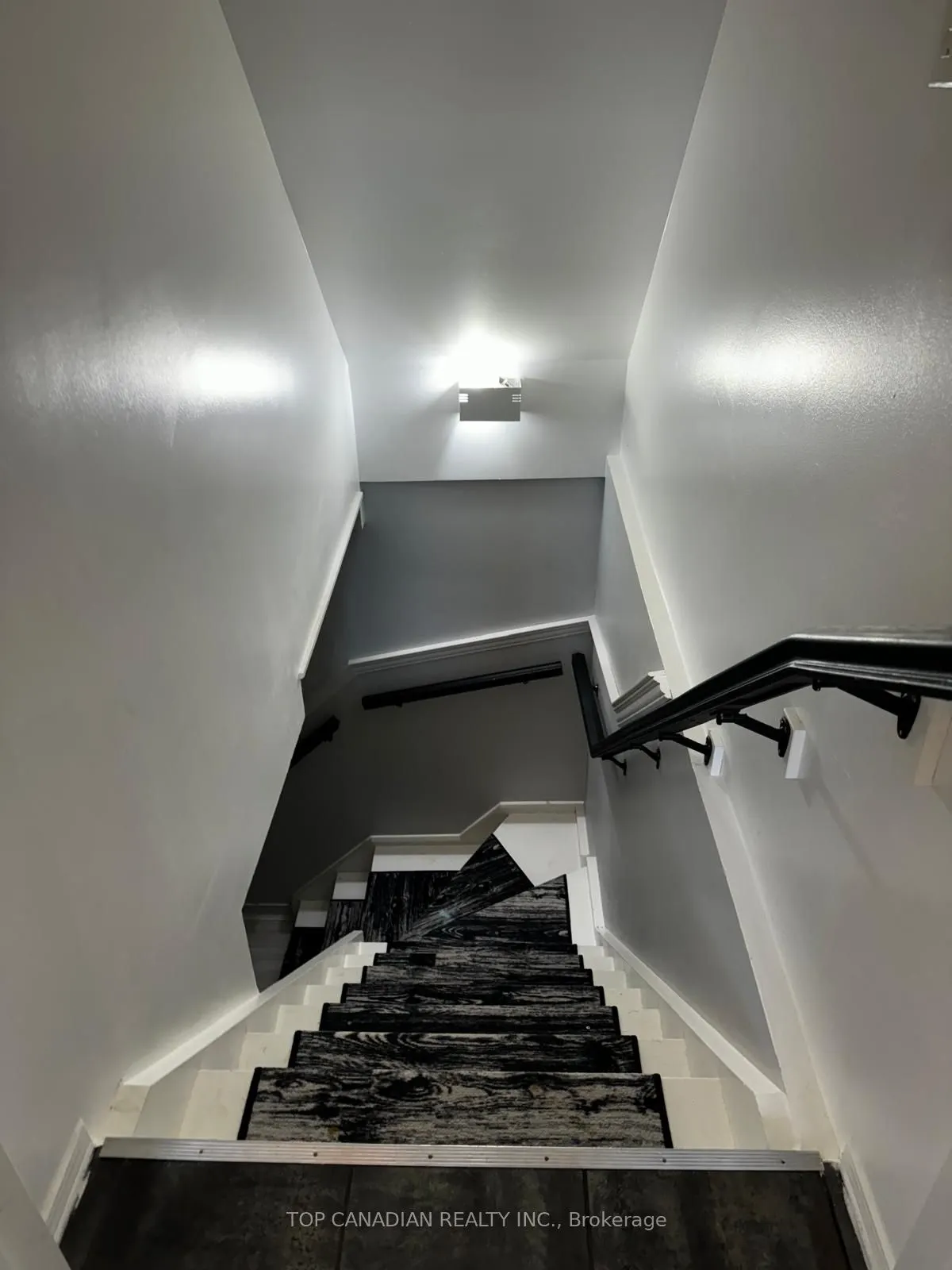 129 COMPTON Crescent W