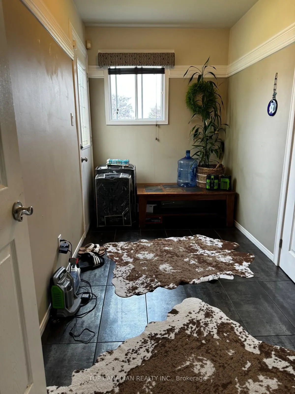 129 COMPTON Crescent W