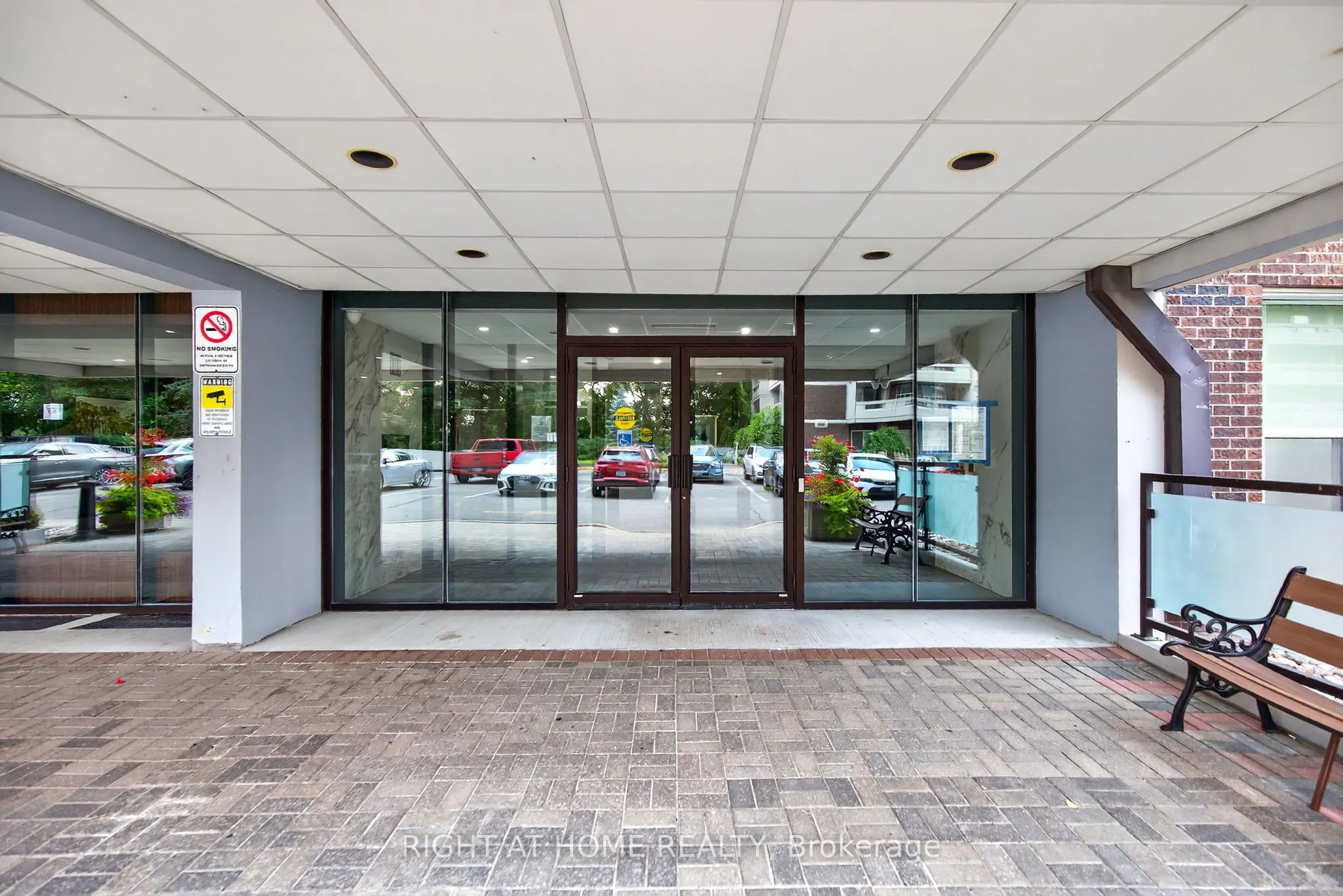 60 Inverlochy Boulevard, #211