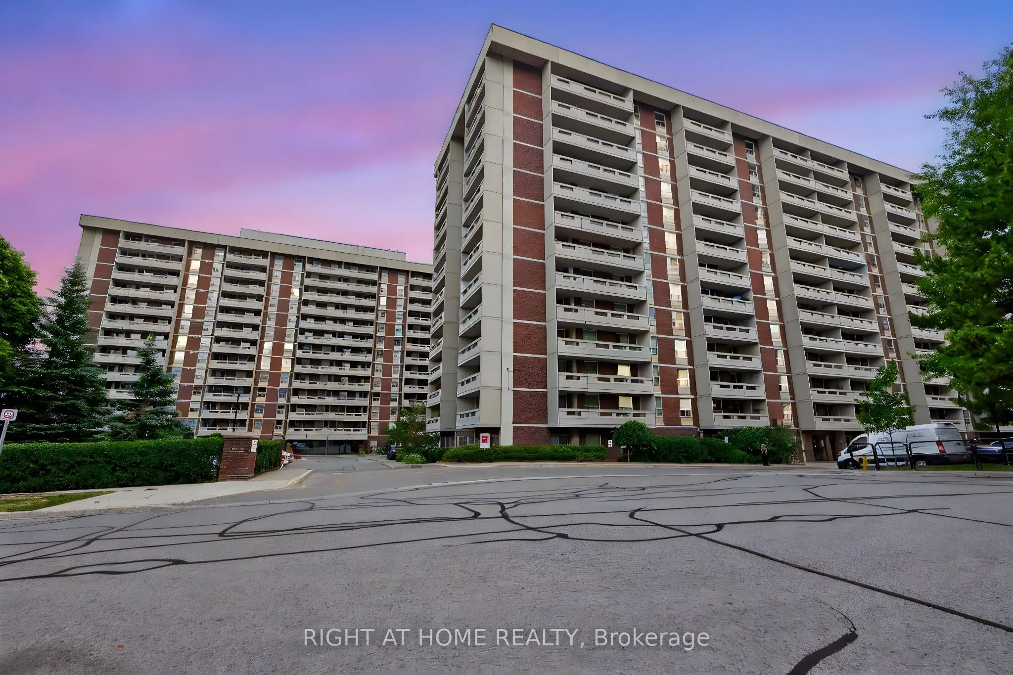 60 Inverlochy Boulevard, #211