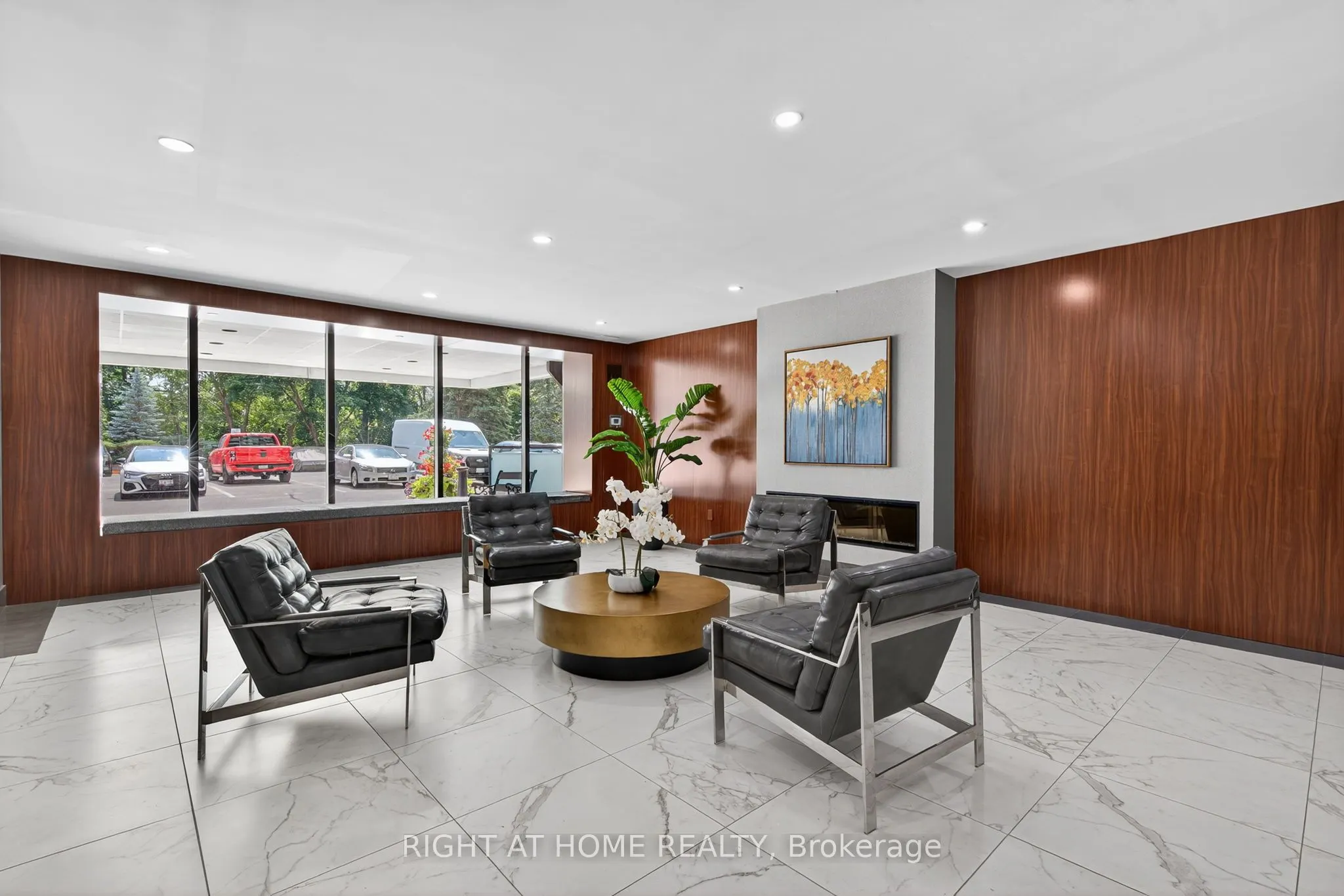 60 Inverlochy Boulevard, #211