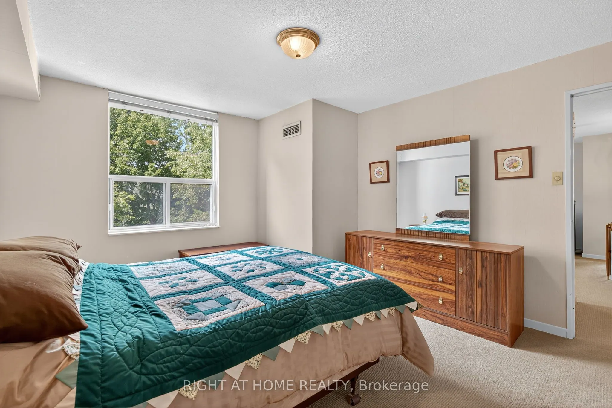 60 Inverlochy Boulevard, #211